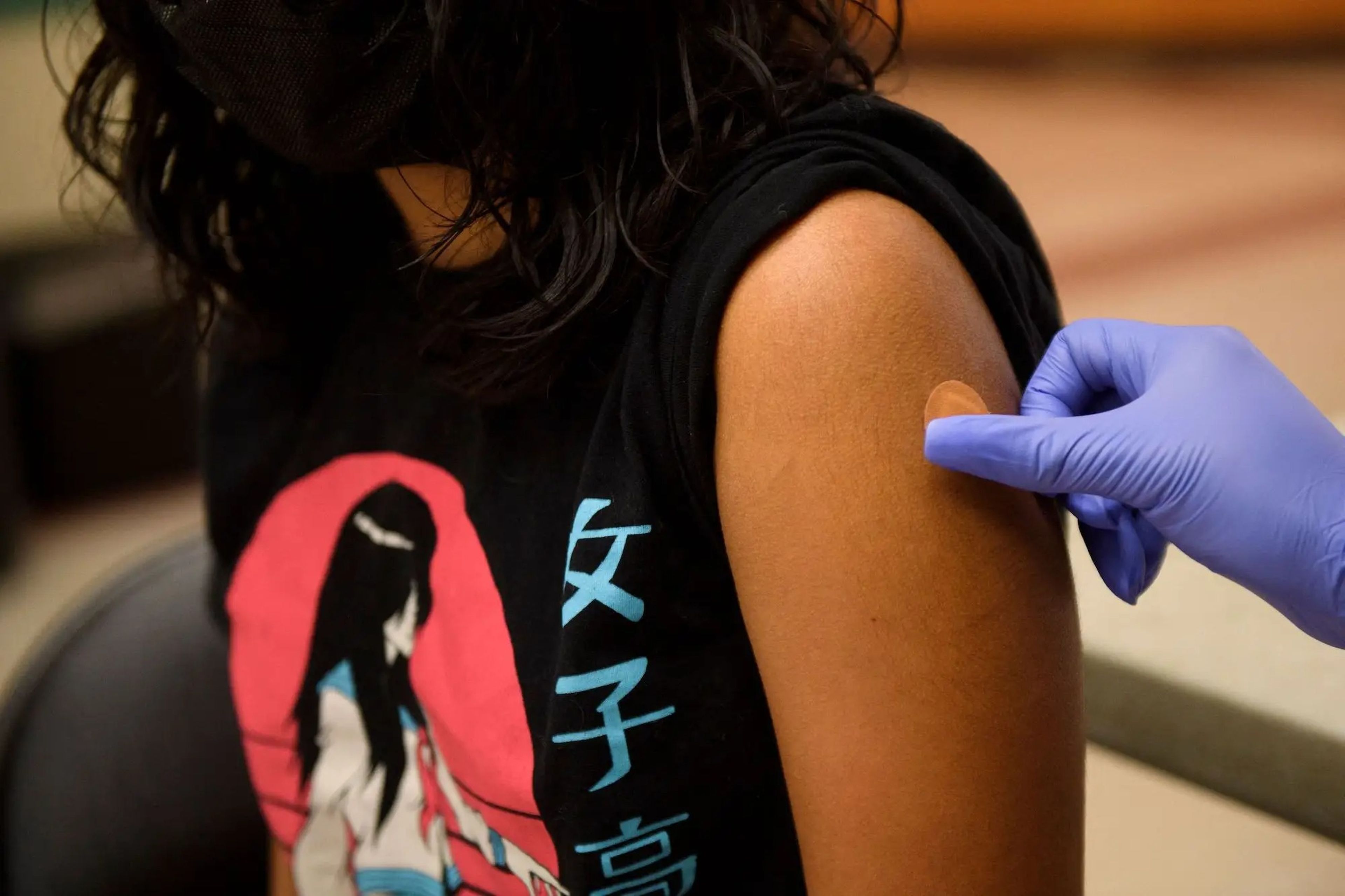 Una adolescente recibe una vacuna contra el COVID-19.