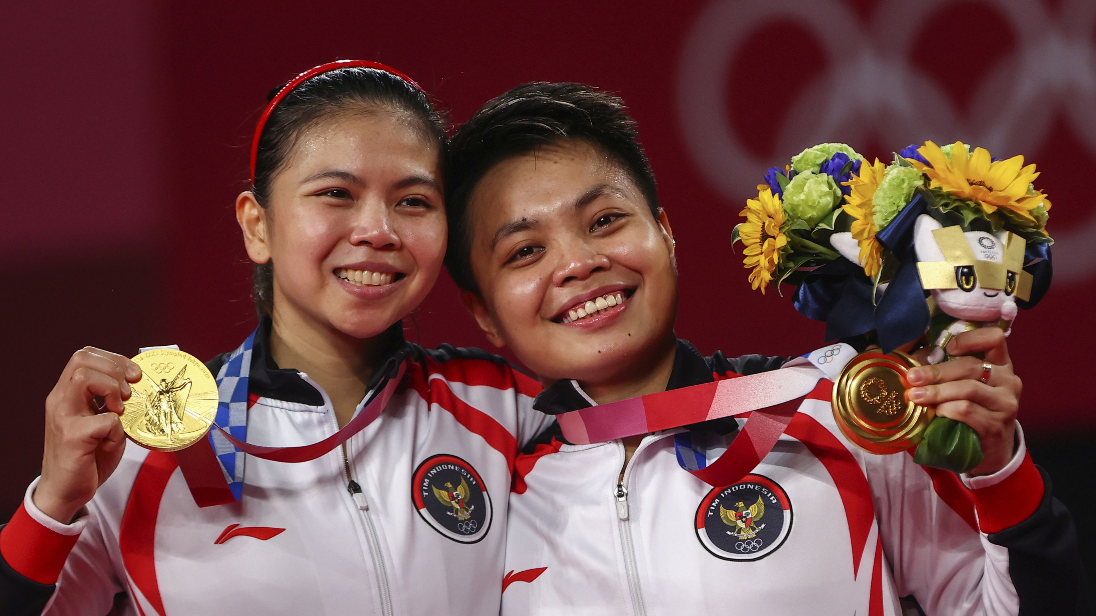 Cinco vacas, un piso, un terreno, teléfonos y café gratis para siempre: dos campeones olímpicos de Indonesia recibirán algo más que una medalla y dinero