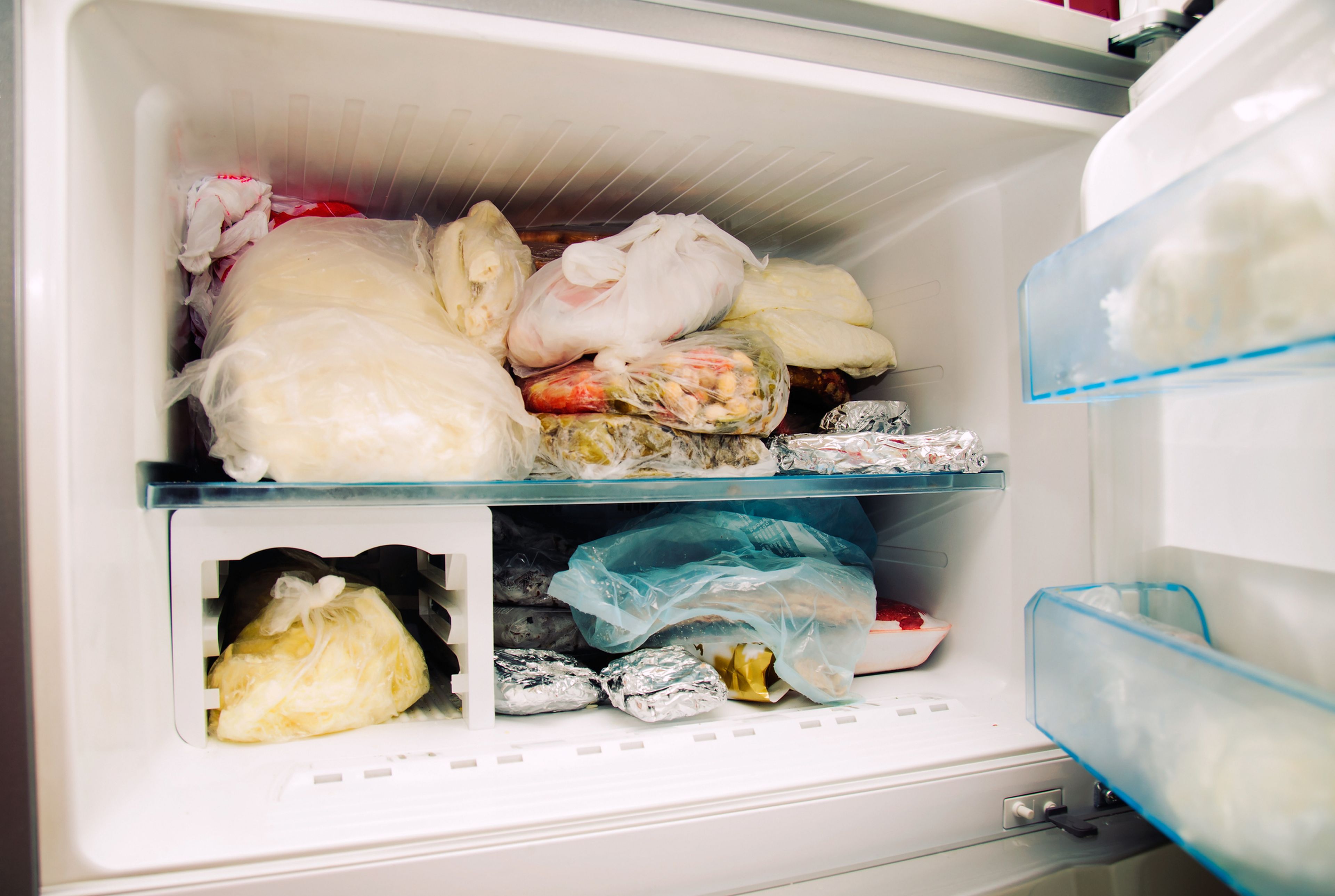 Ребенок в морозилке мужское. Холодильник Freezer Refrigerator. Продукты в морозилке. Хранение в морозилке. Хранение в морозильнике.