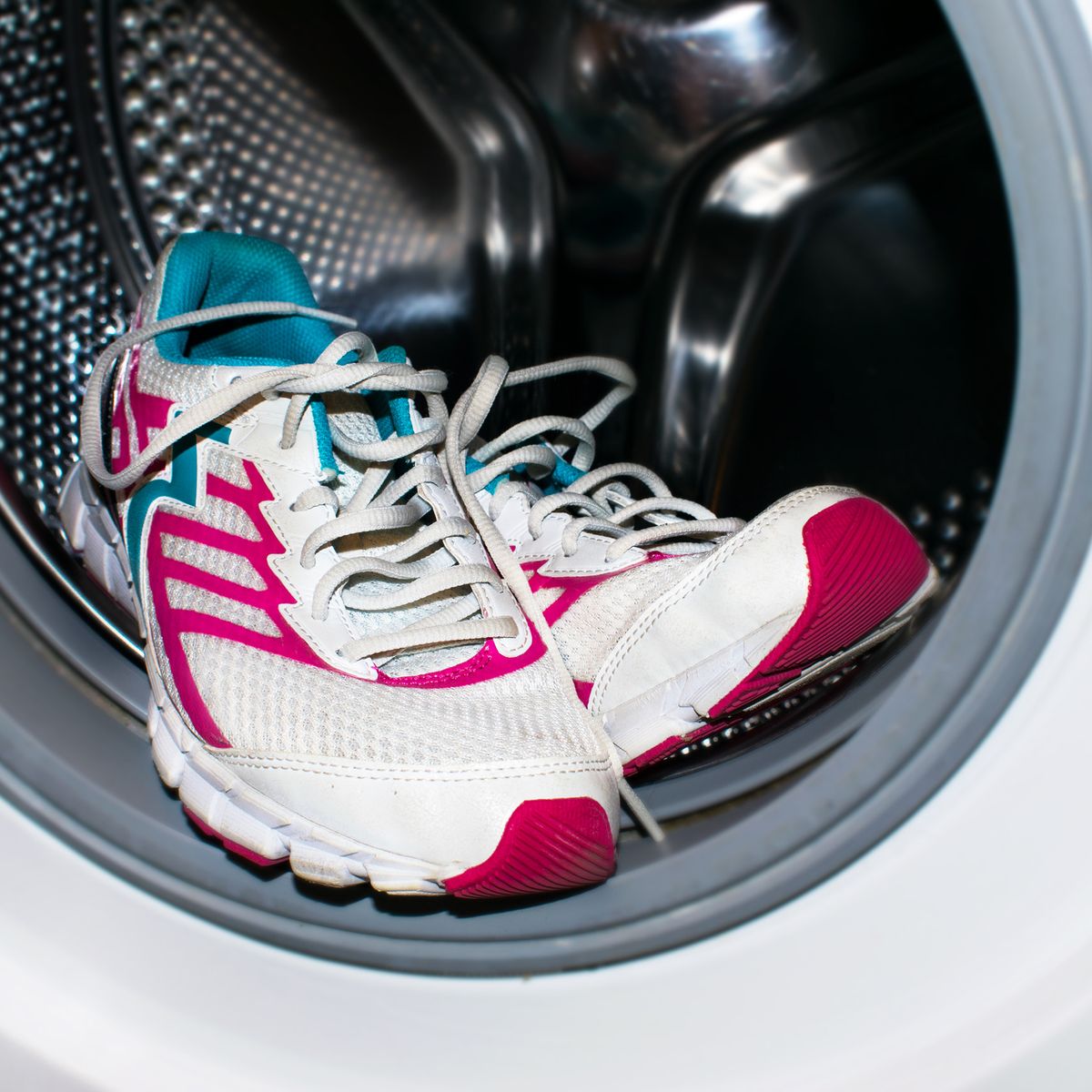 Cómo limpiar las zapatillas de deporte (a mano y en la lavadora)