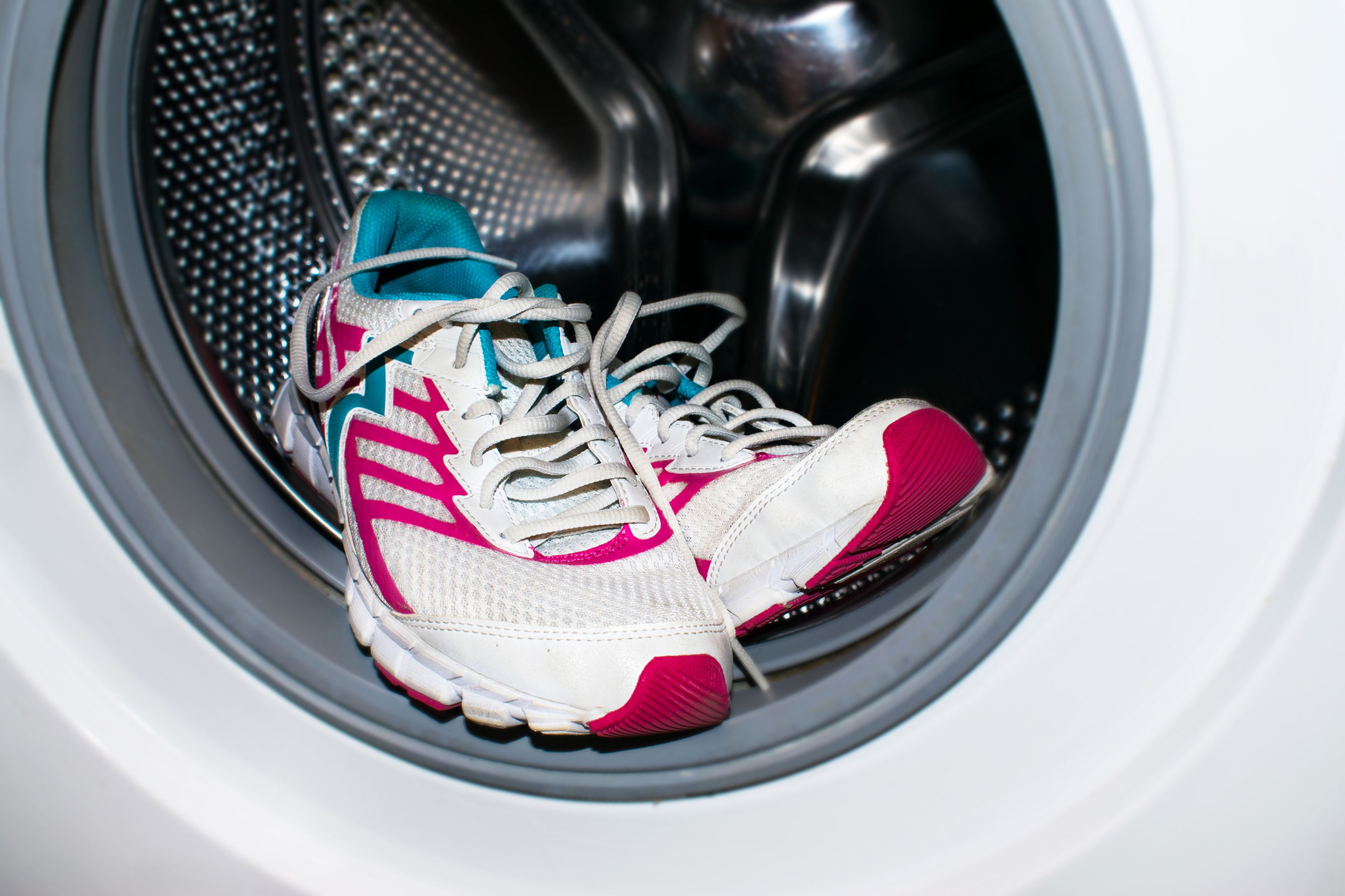 Retocar Lo anterior Huerta Trucos para lavar las zapatillas en la lavadora sin que se estropeen |  Business Insider España