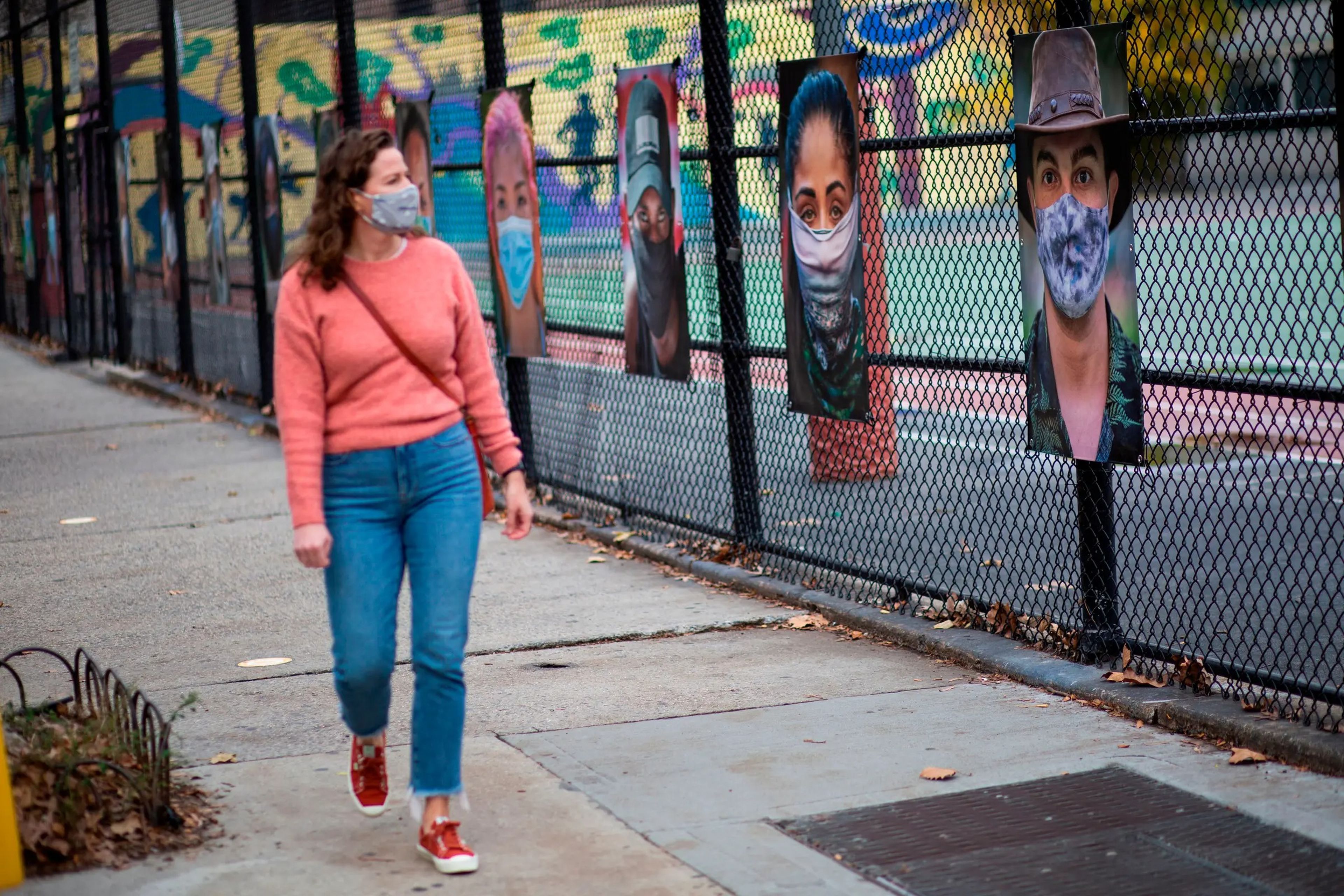 Una mujer camina junto a una exposición de arte en el Upper West Side de Manhattan, Nueva York, Estados Unidos, el 27 de noviembre de 2020.