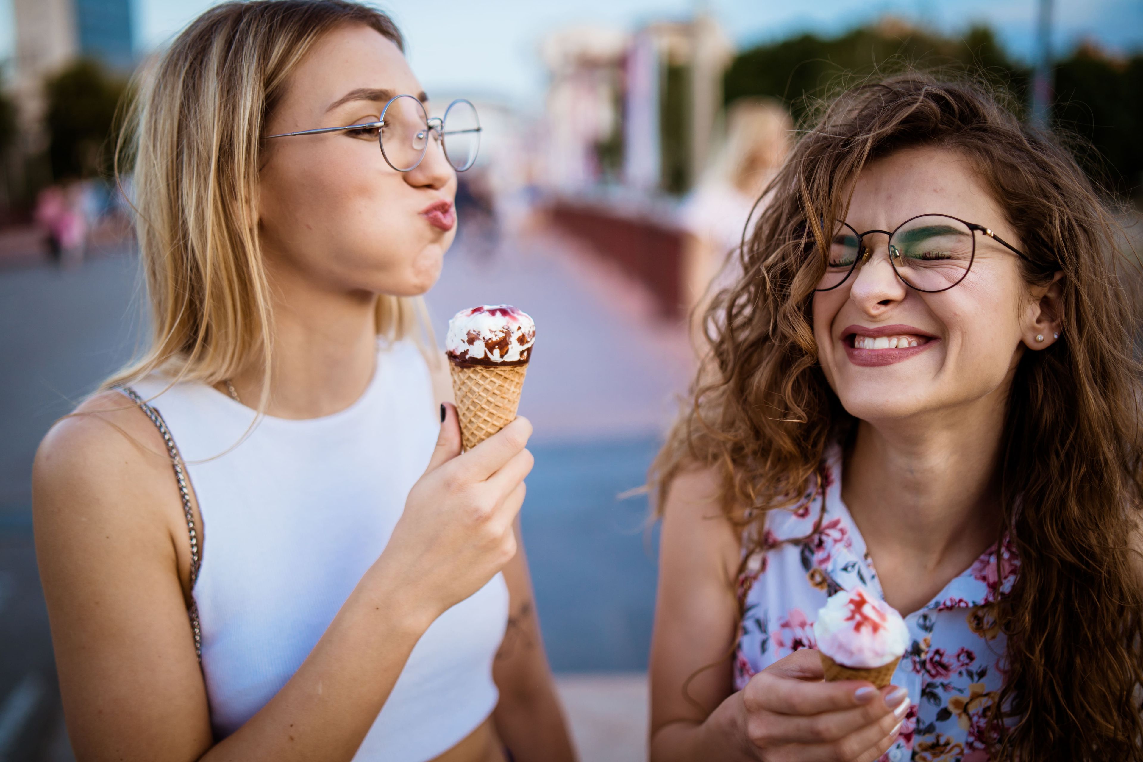 Dos amigas comiendo helado