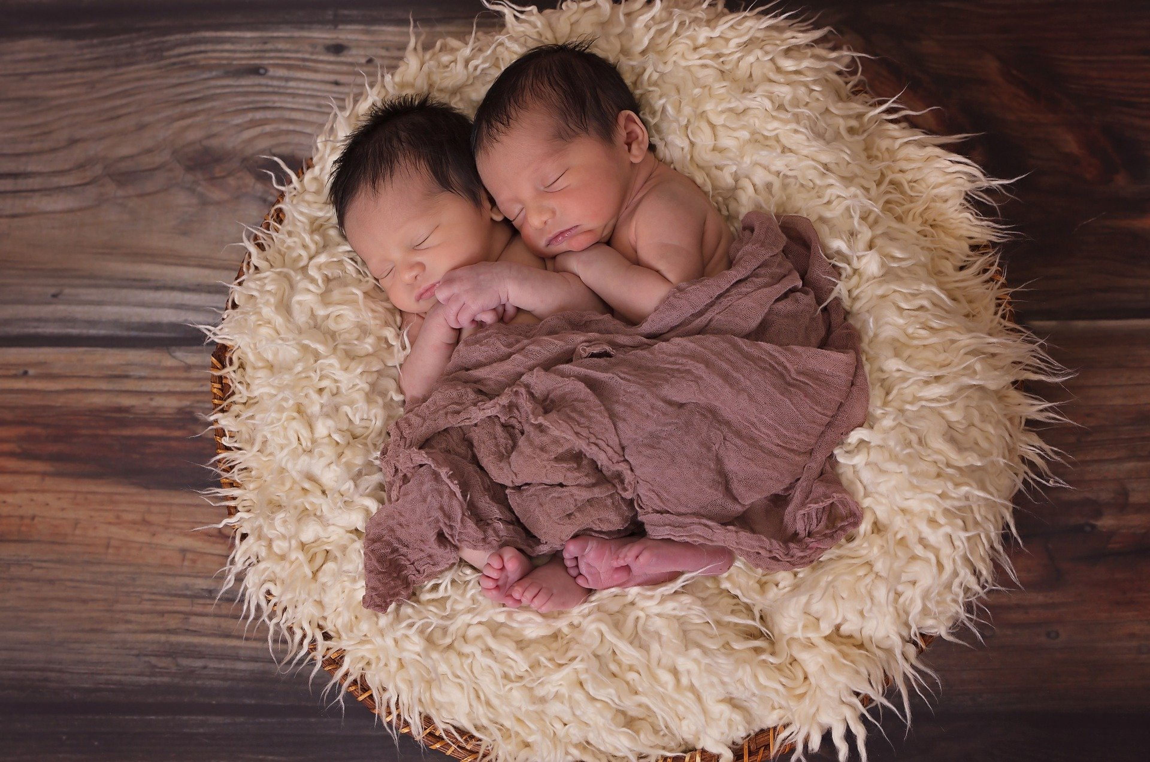 Dos bebés recién nacidos mellizos.