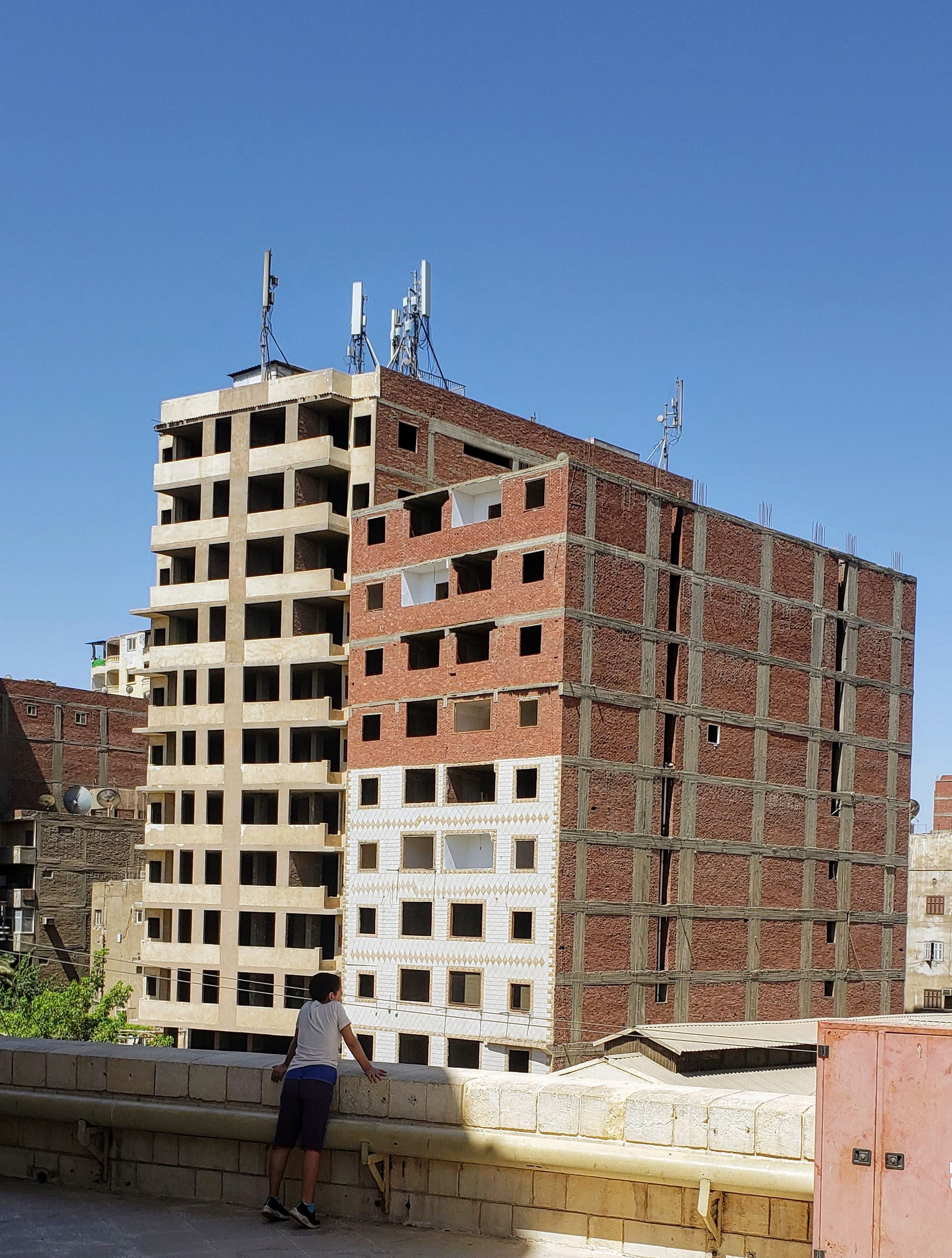 Dos edificios medios derruidos en El Cairo, una imagen muy habitual en la ciudad, debido a las miles de construcciones ilegales que se realizaron durante el gobierno de Hosni Mubarak.