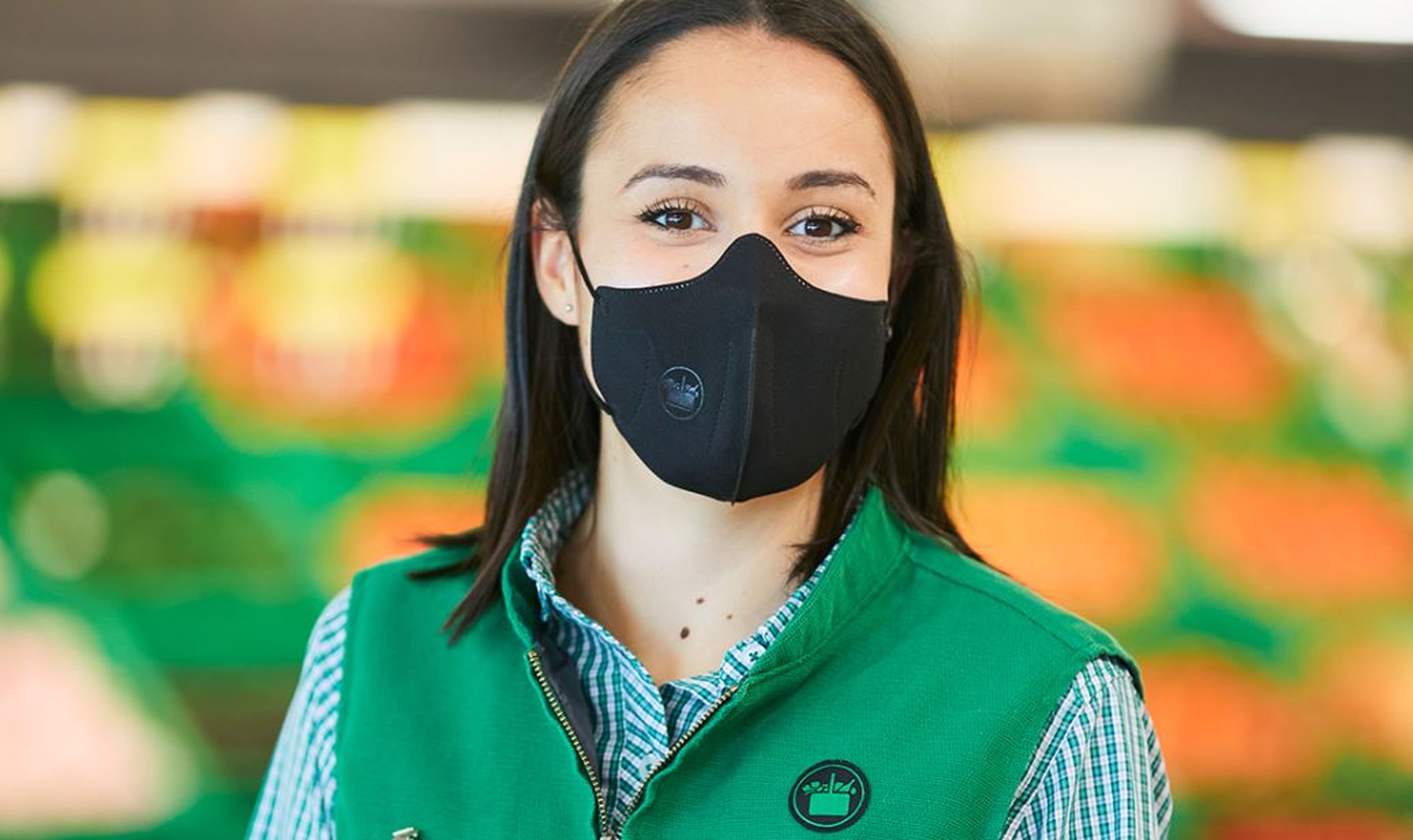 Una empleada de Mercadona en un supermercado de Mazarrón en Murcia.