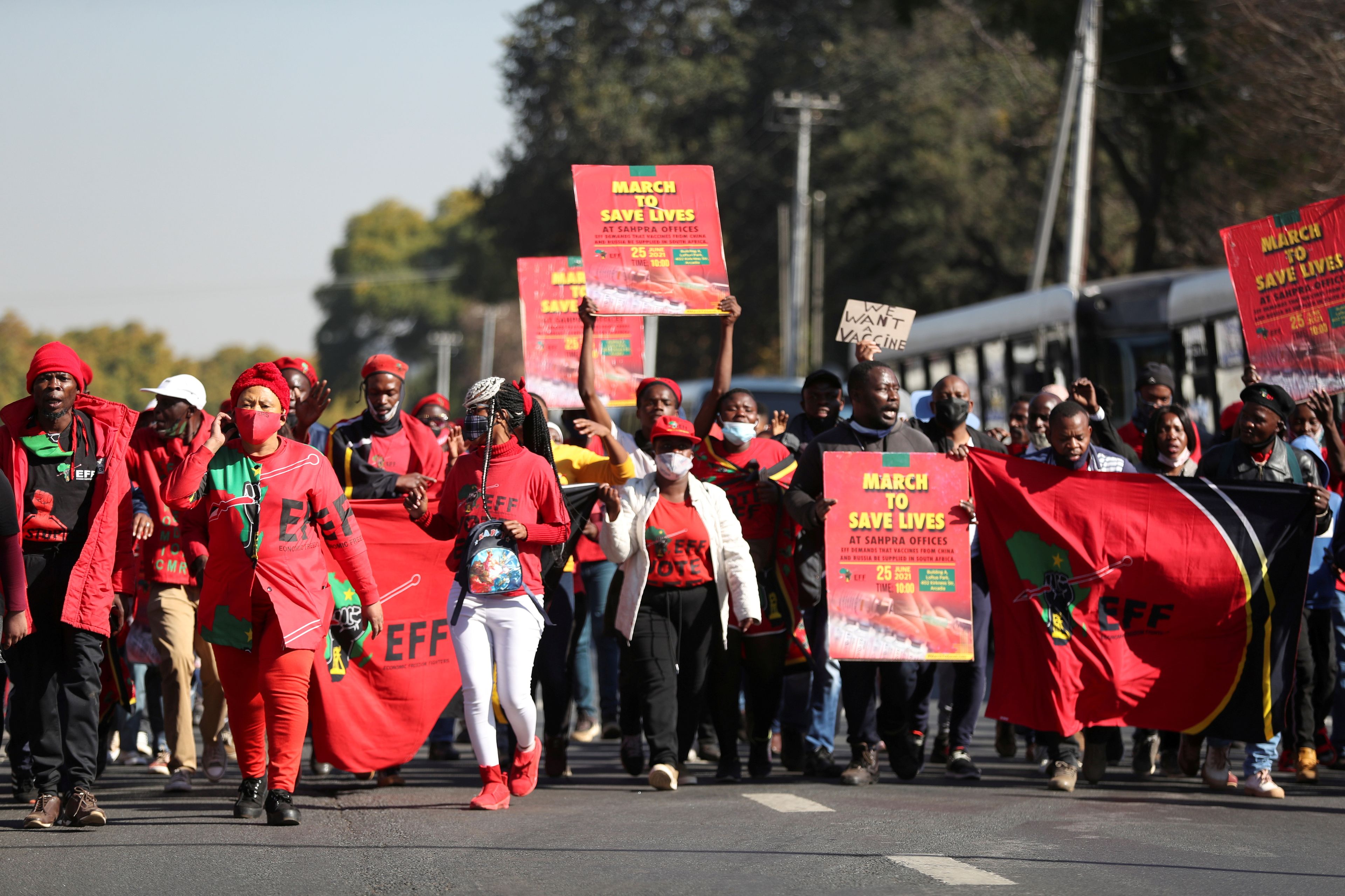 Manifestantes marchan para exigir el reparto de las vacunas contra el COVID-19, en Pretoria (Sudáfrica).