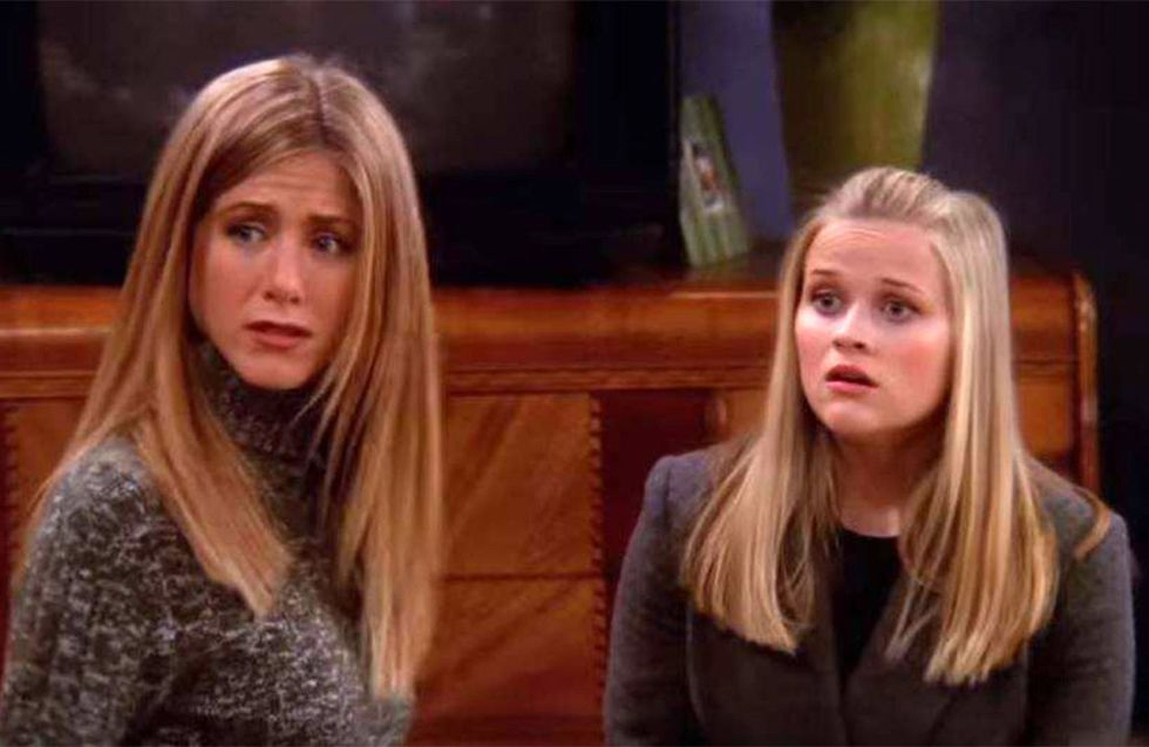 Fotograma de 'Friends', donde aparecen Jennifer Aniston y Reese Witherspoon.