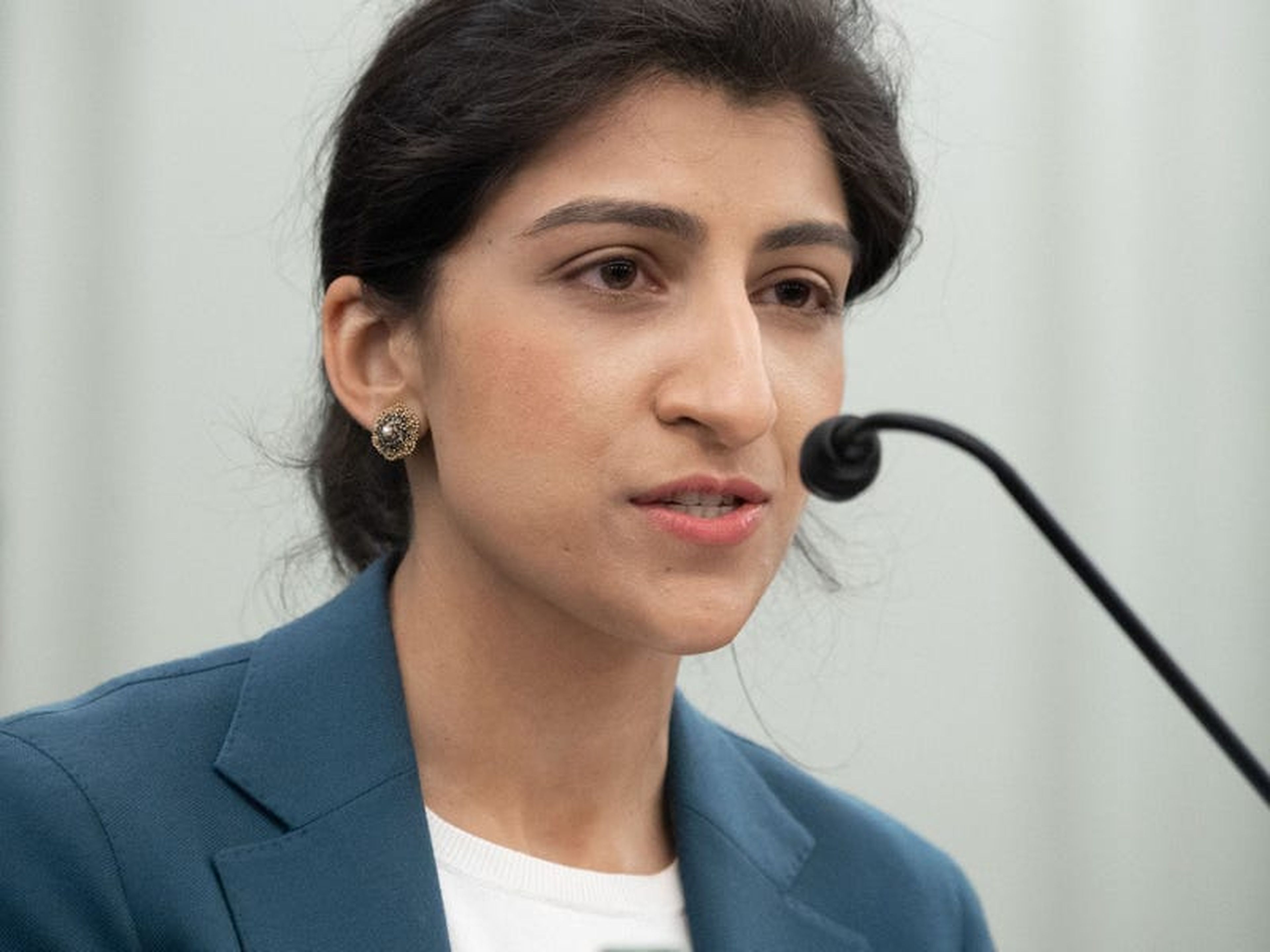 Lina Khan durante un encuentro en el Senado el pasado mes de abril.