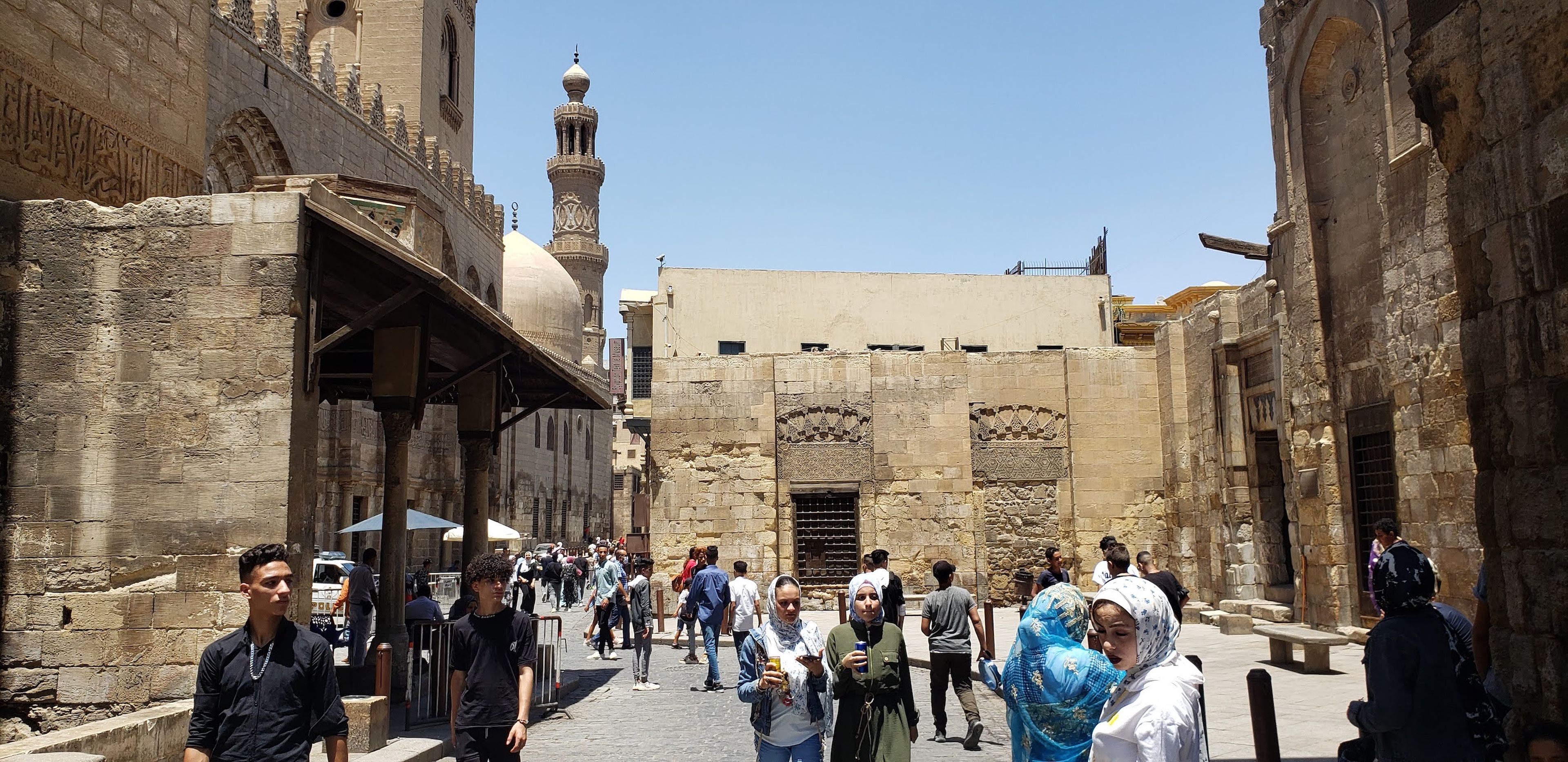 Transeúntes en el barrio cristiano de El Cairo paseando sin mascarilla