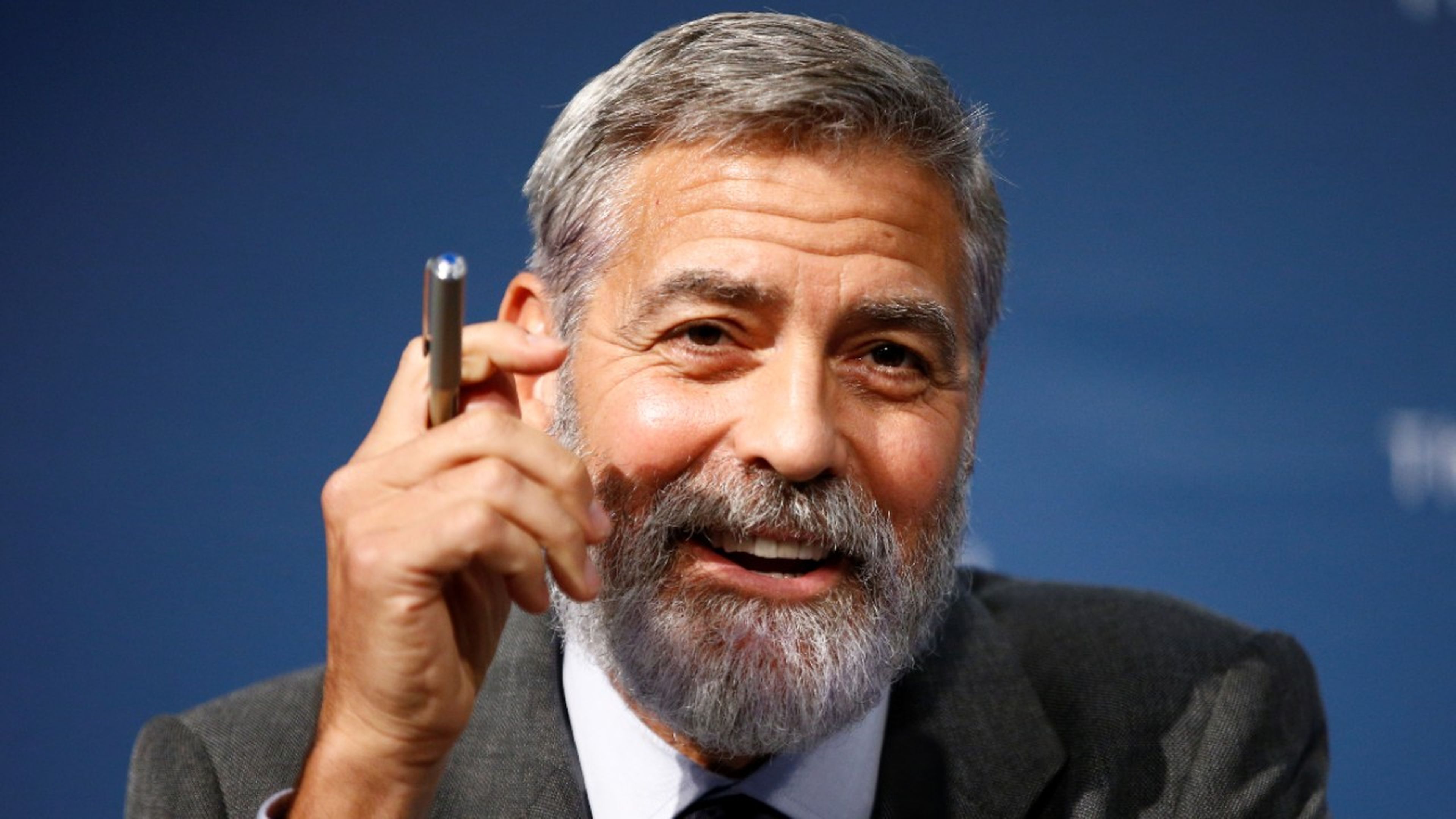 George Clooney ya camina en los 60 años.
