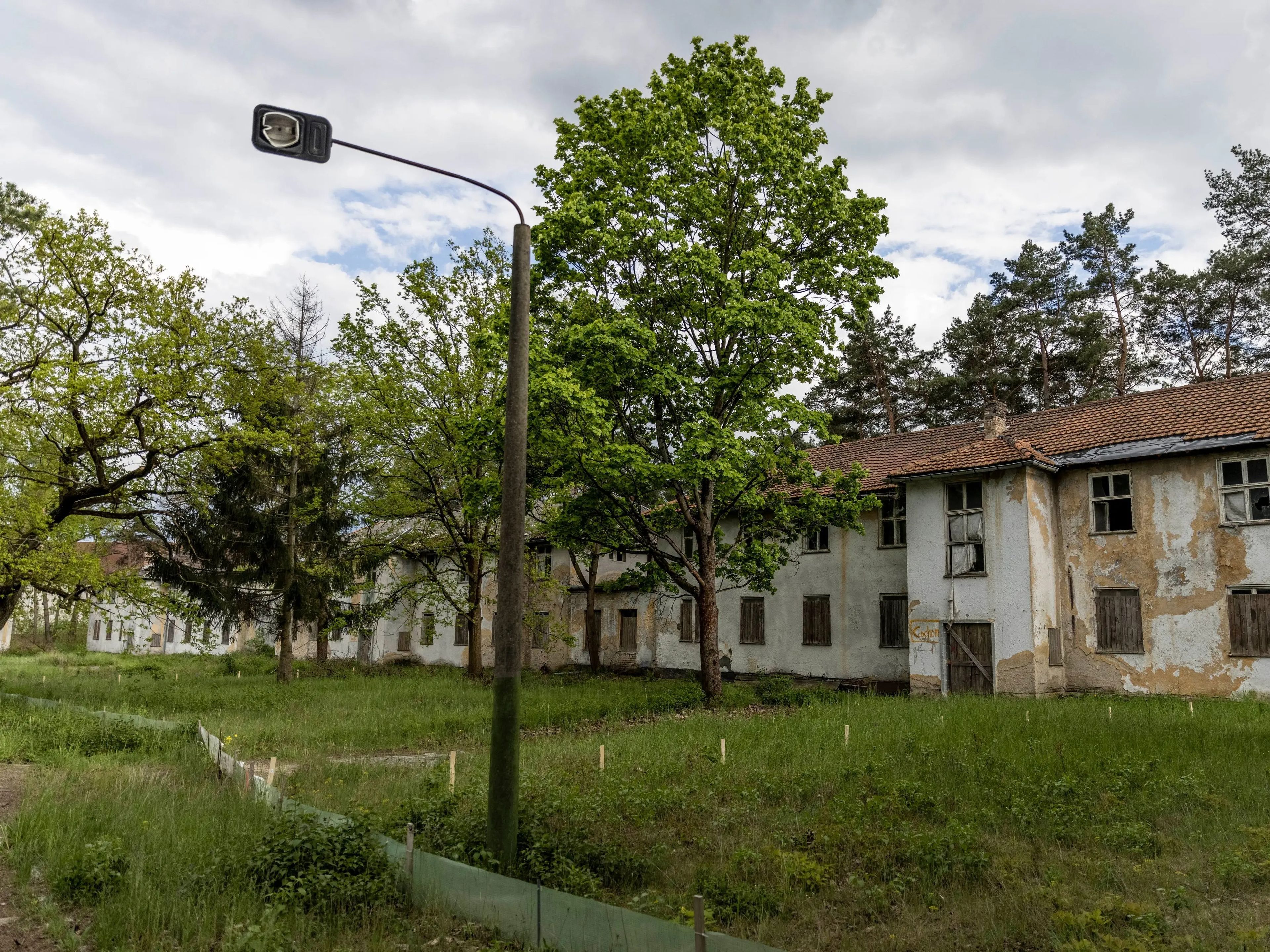 Estas son las casas abandonadas originales para atletas marcadas con los nombres de sus complejos de viviendas en la Villa Olímpica de Berlín de 1936, el 17 de mayo de 2021.
