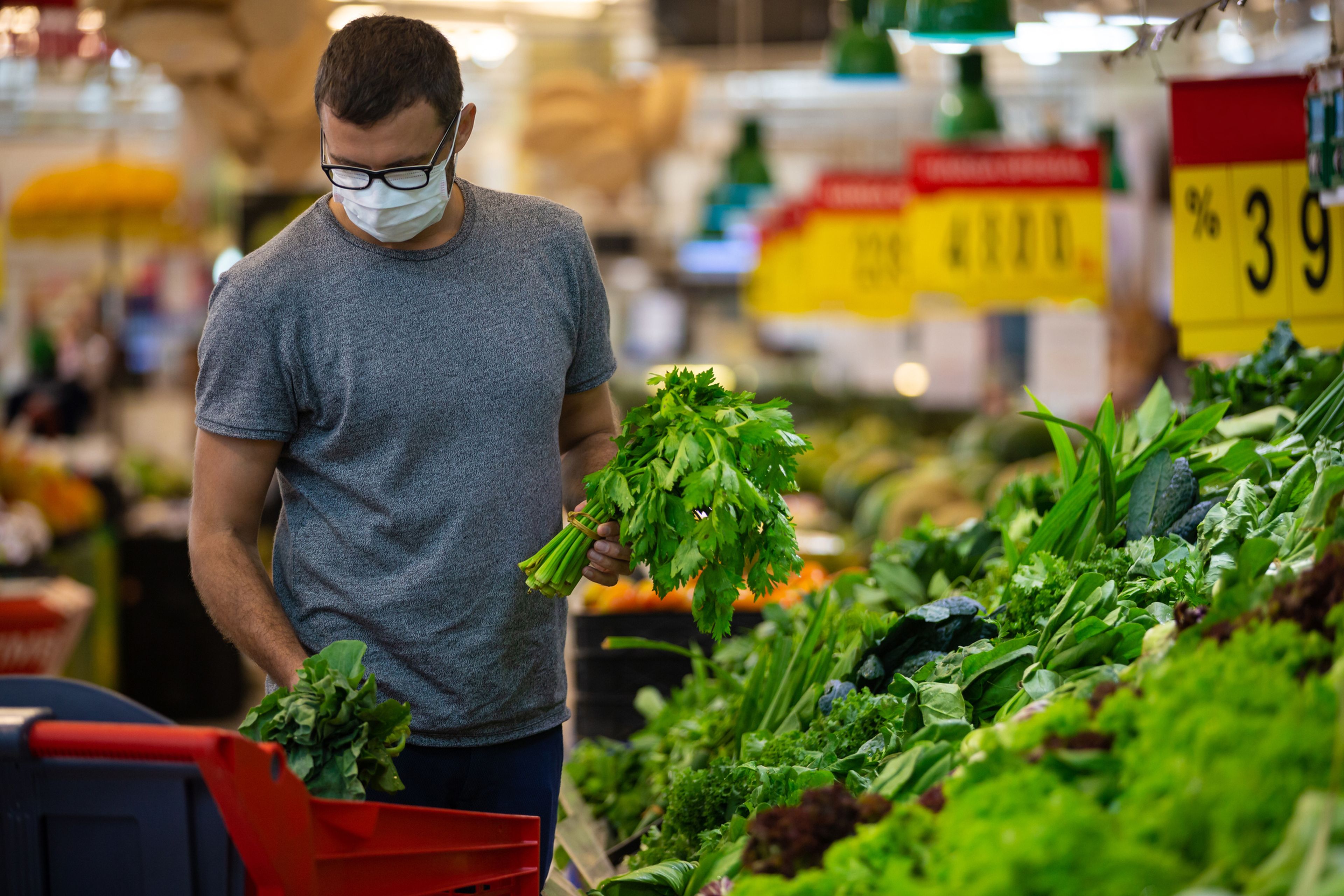 Un hombre compra verduras en el supermercado.