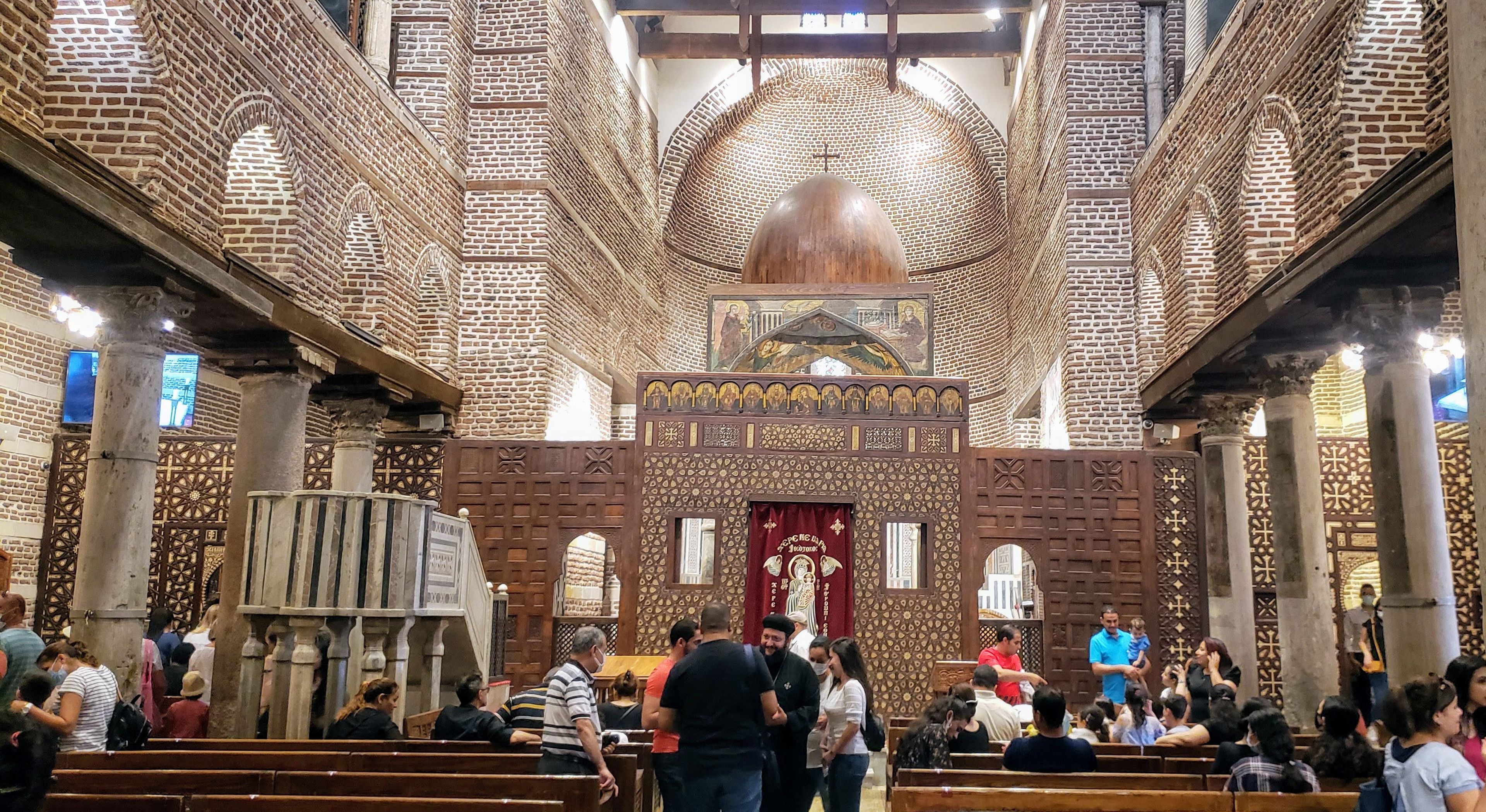 En el interior de una iglesia cristiana, en el barrio copto, se puede apreciar como apenas nadie lleva mascarilla.