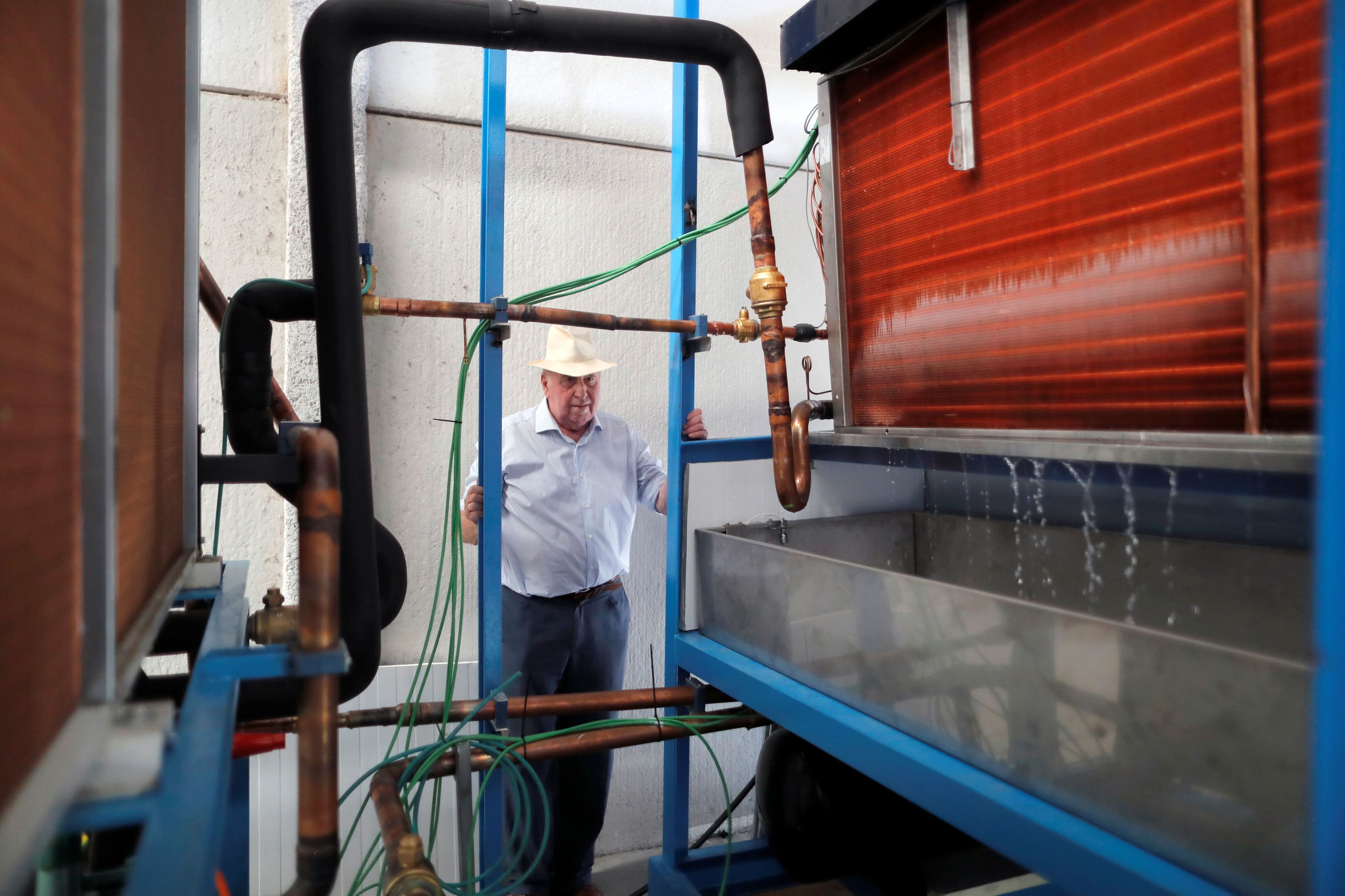 El ingeniero español Enrique Veiga (82 años) con su máquina que produce agua potable
