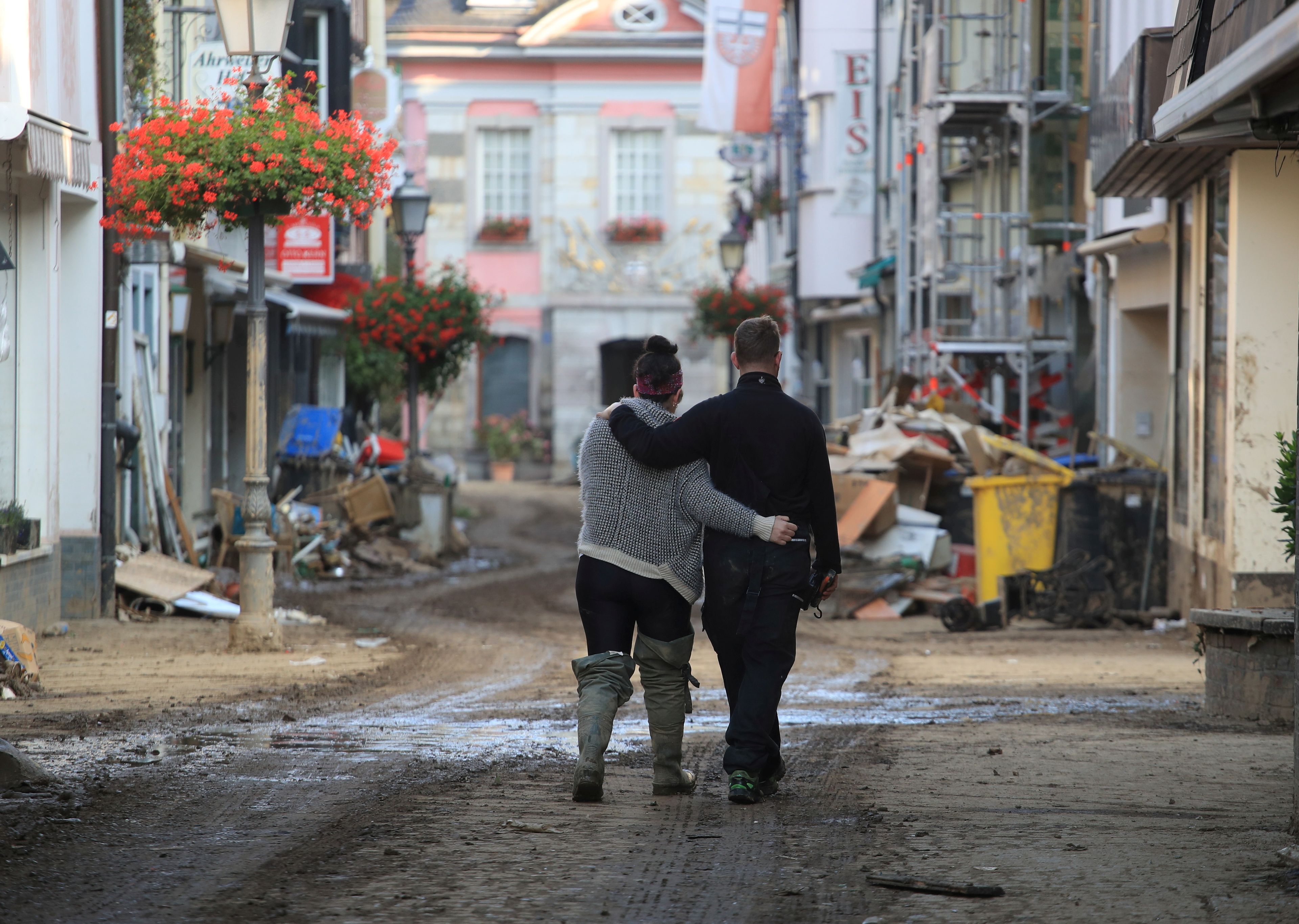 Una pareja camina por una calle en Bad Neuenahr-Ahrweiler (Alemania) tras las inundaciones de julio.
