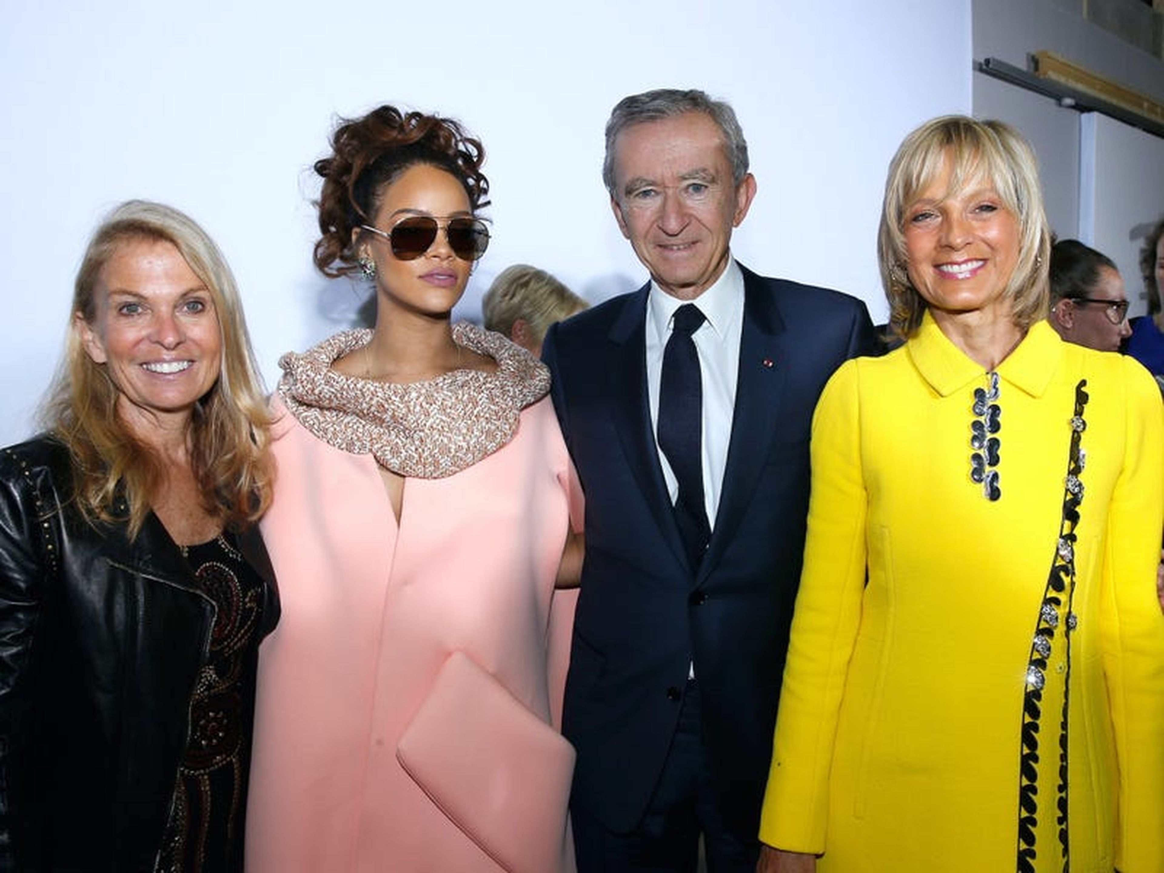 De izquierda a derecha: la embajadora estadounidense Jane Hartley, Rihanna, el CEO de LVMH, Bernard Arnault, y Helene Arnault después del desfile de Christian Dior en 2015.