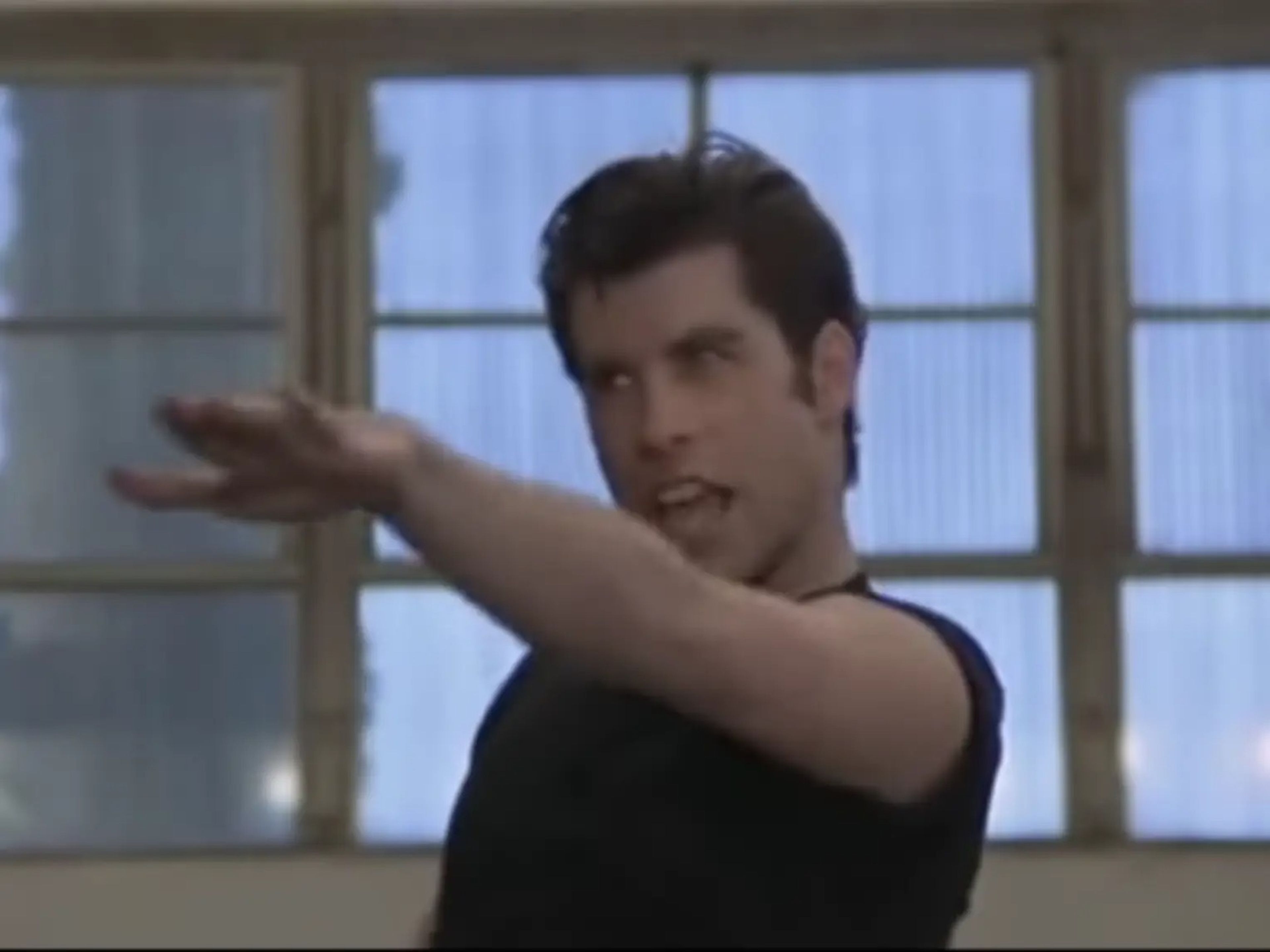 John Travolta interpretando 'Greased Lightnin''.
