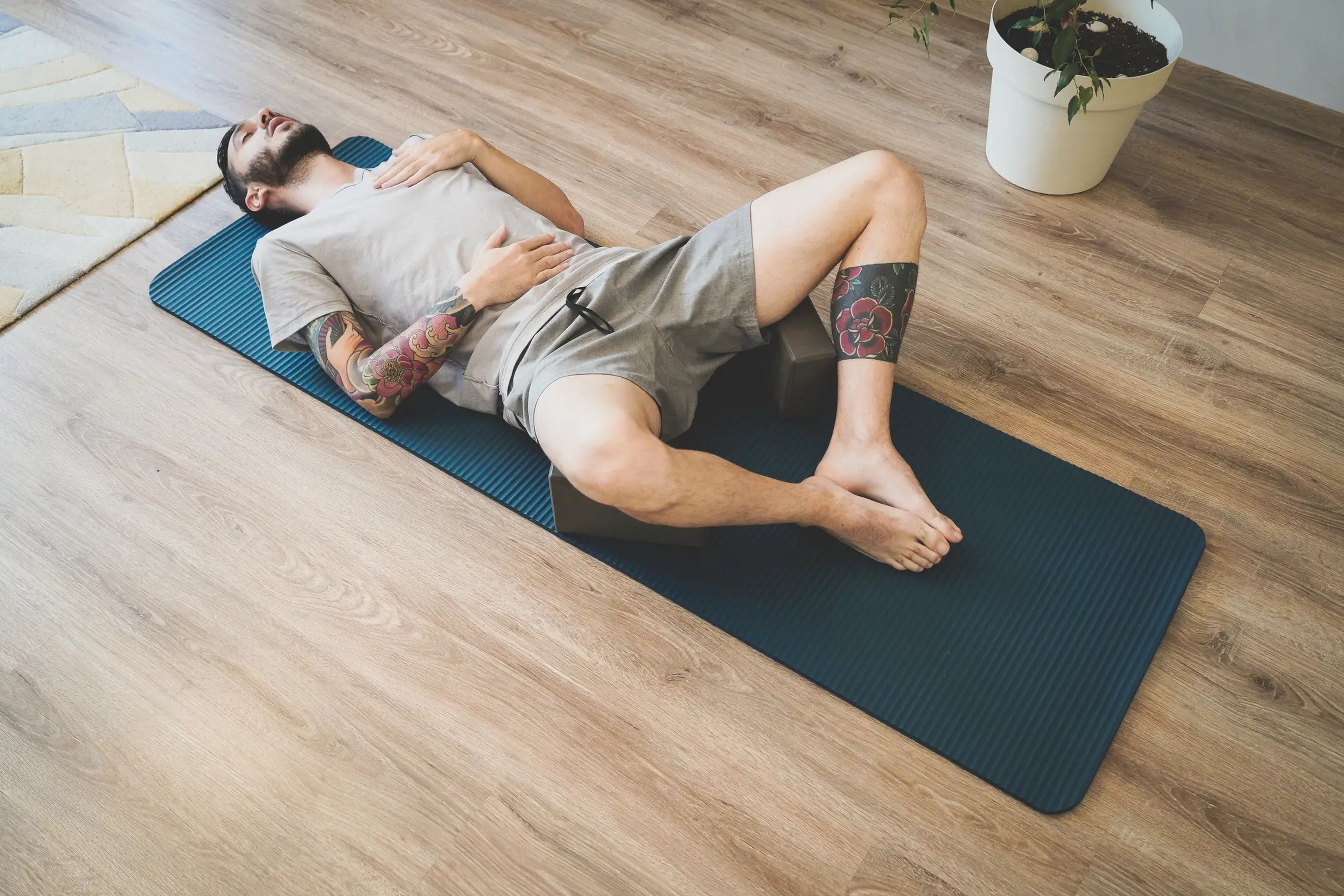 Un hombre haciendo clases de yoga.