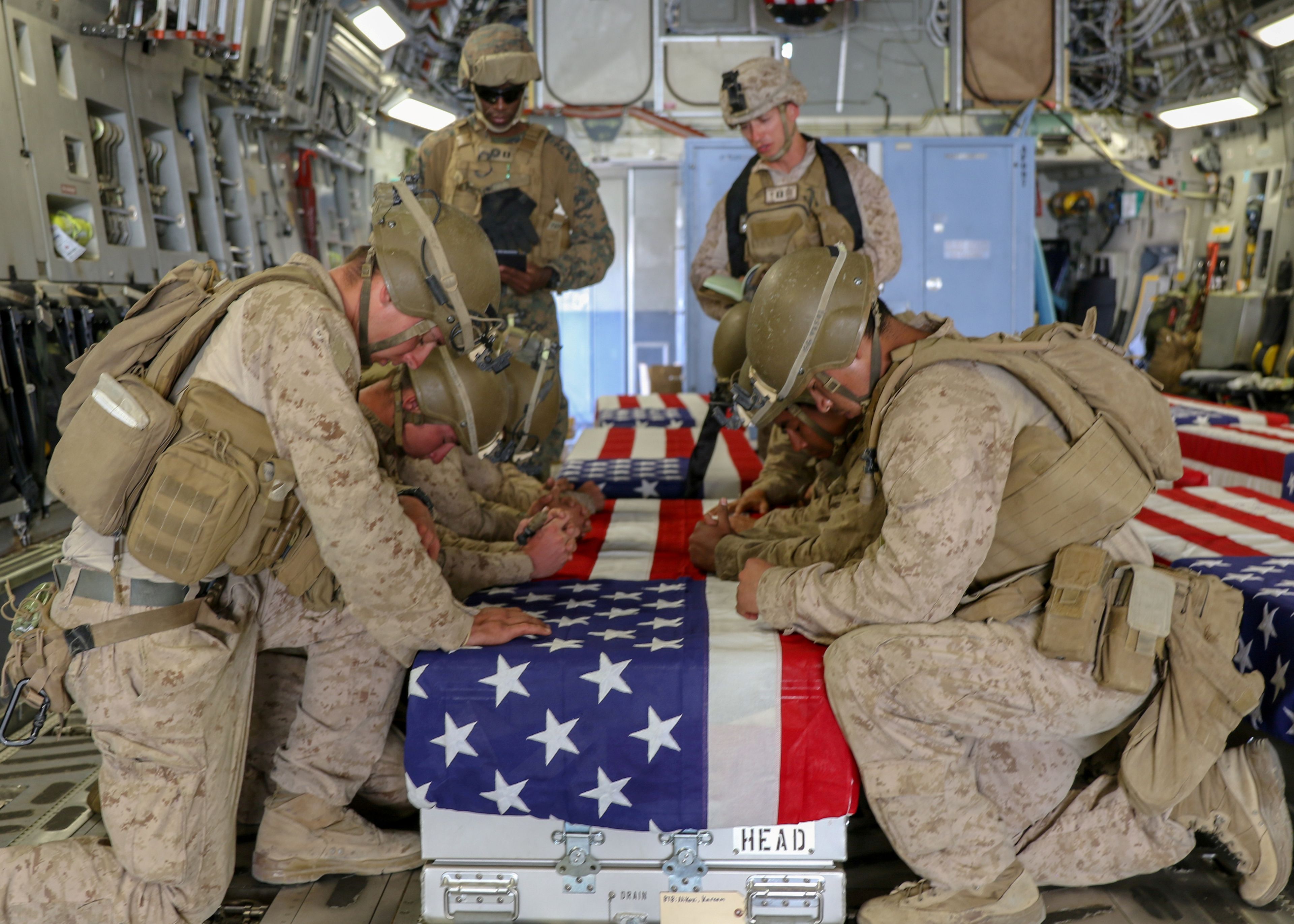 Los marines estadounidenses honran a los caídos en combate durante una ceremonia en la pista de Kabul