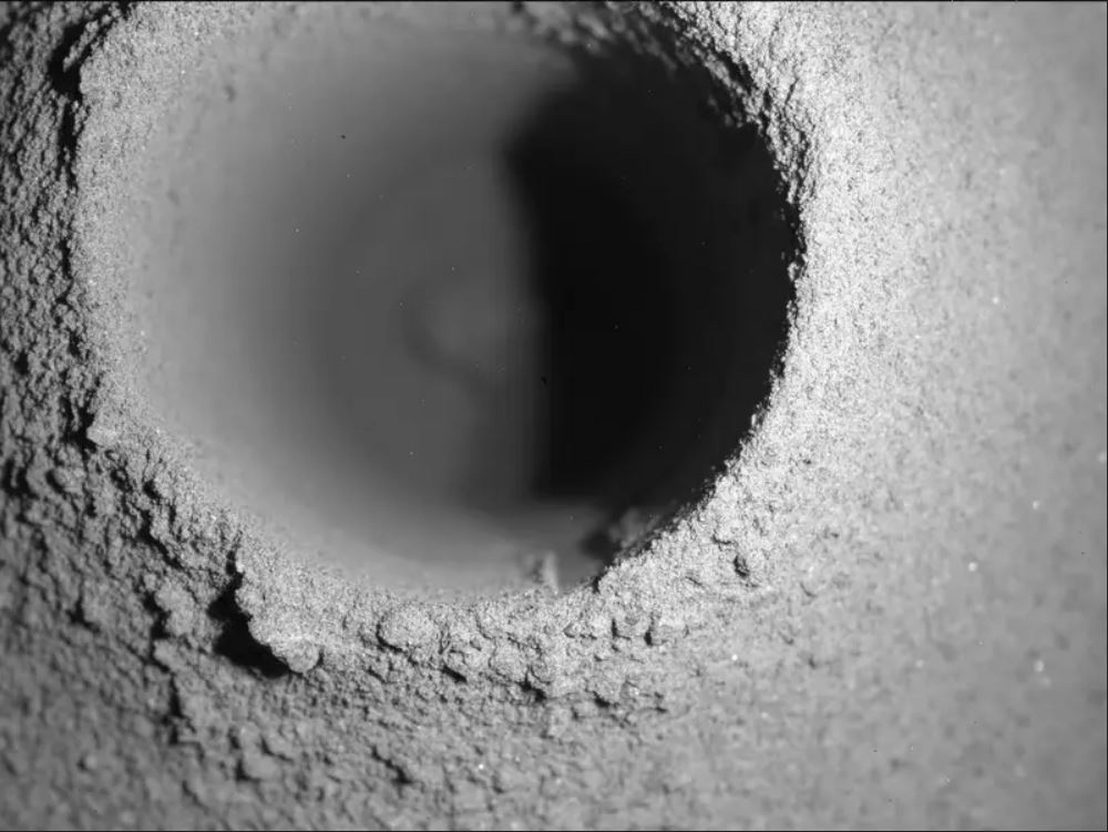El agujero que el Perseverance perforó en una roca de Marte, mientras intentaba tomar su primera muestra, fotografiado el 7 de agosto de 2021.