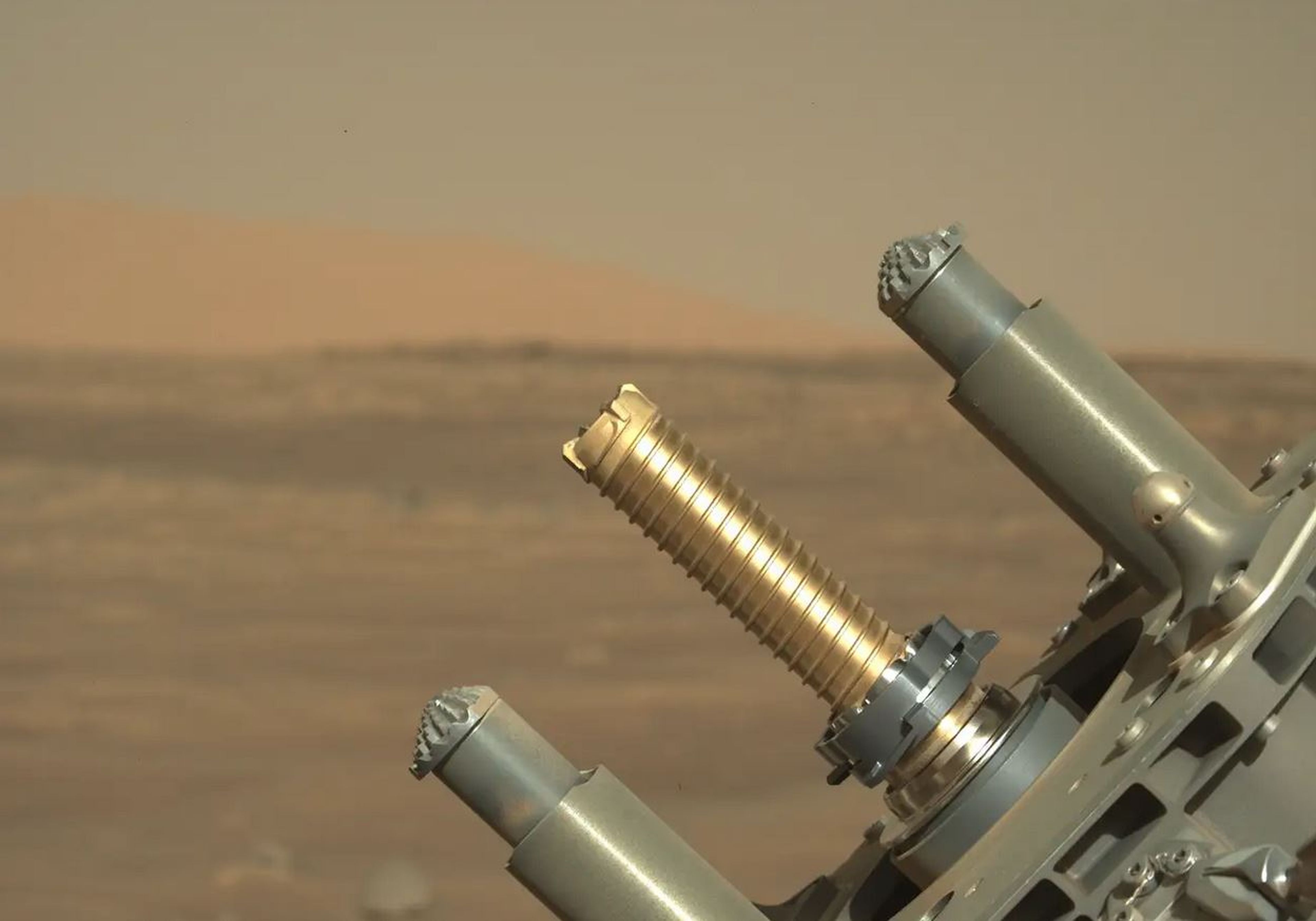 Perseverance usó su brazo de recolección de muestras para intentar extraer muestras de una roca de Marte, el 6 de agosto de 2021.