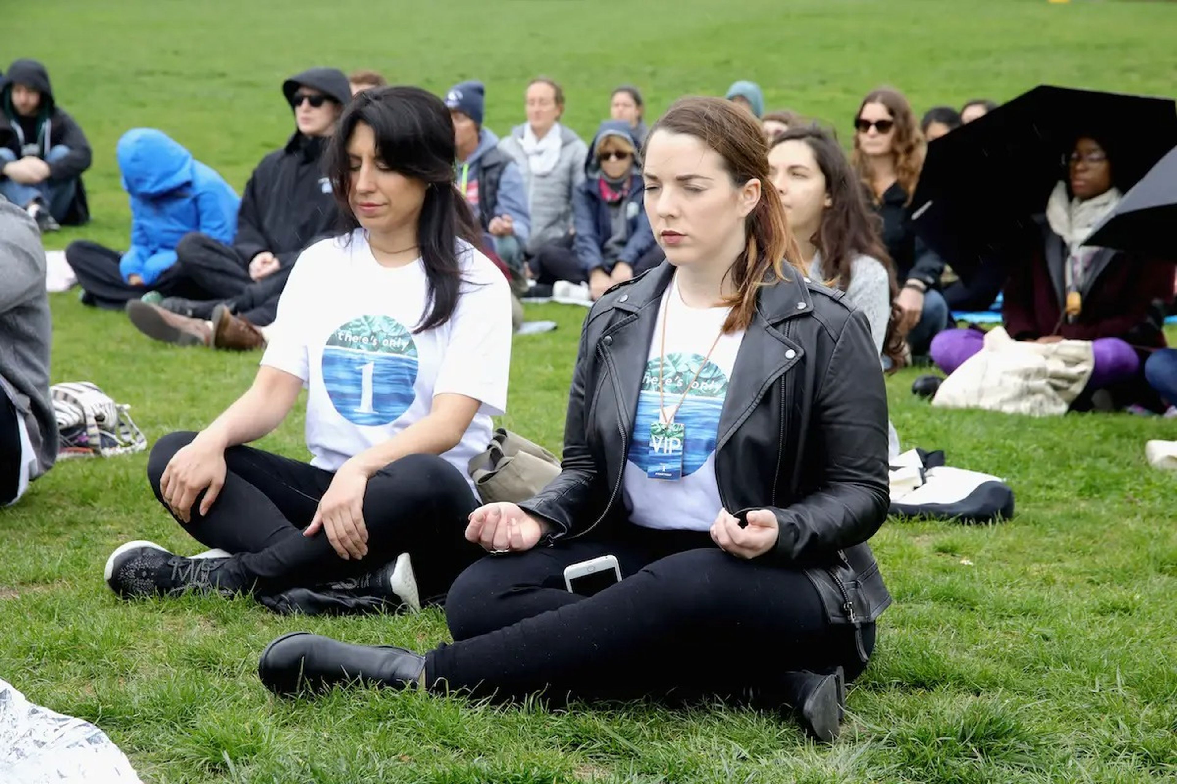 Un grupo de gente meditando.