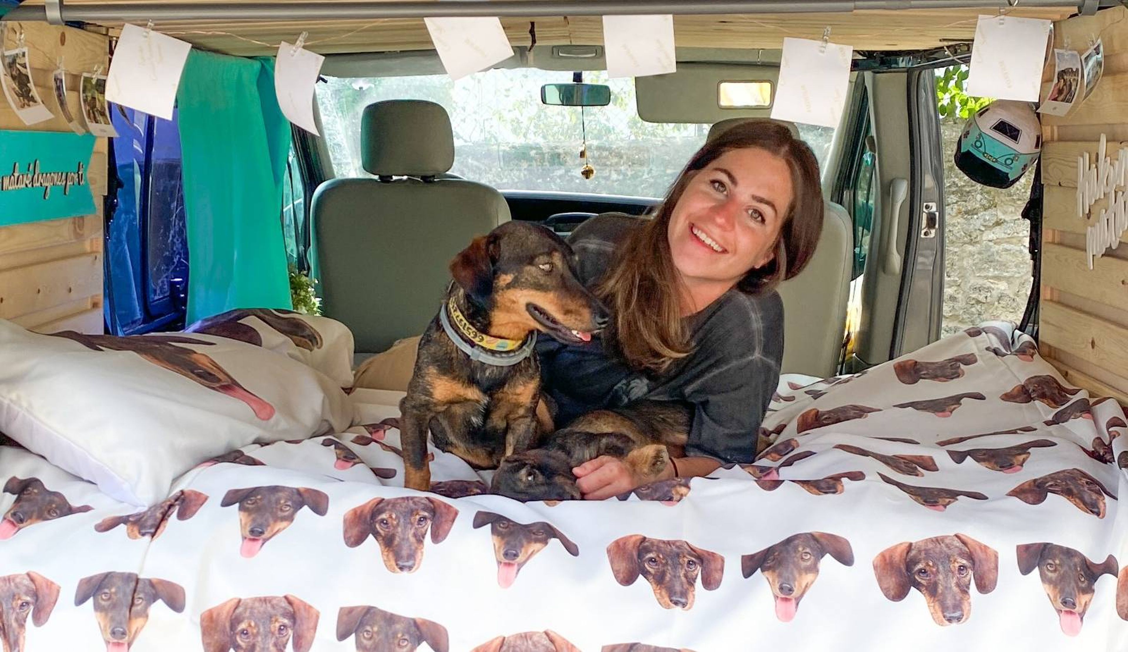 Una chica convierte una furgoneta en una camper sostenible