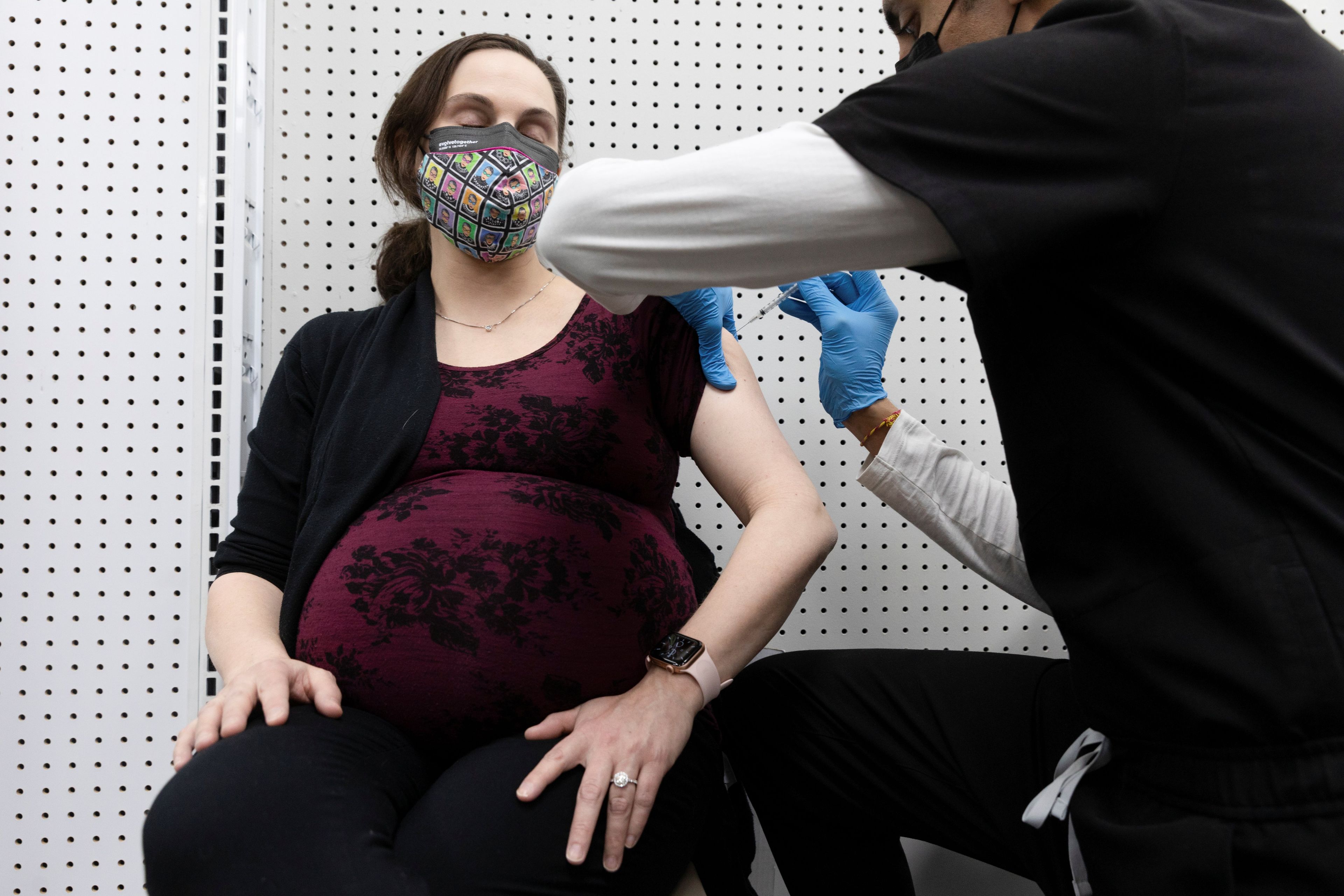 Una mujer embarazada vacunándose