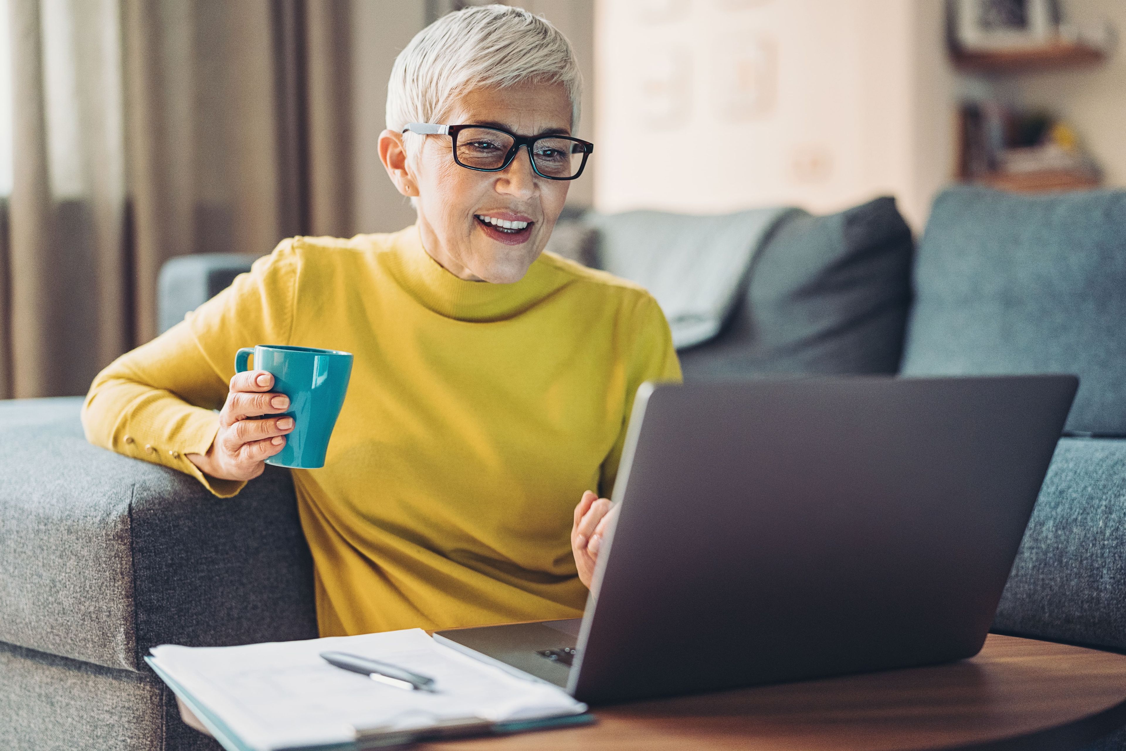 Mujer mayor con un ordenador portátil