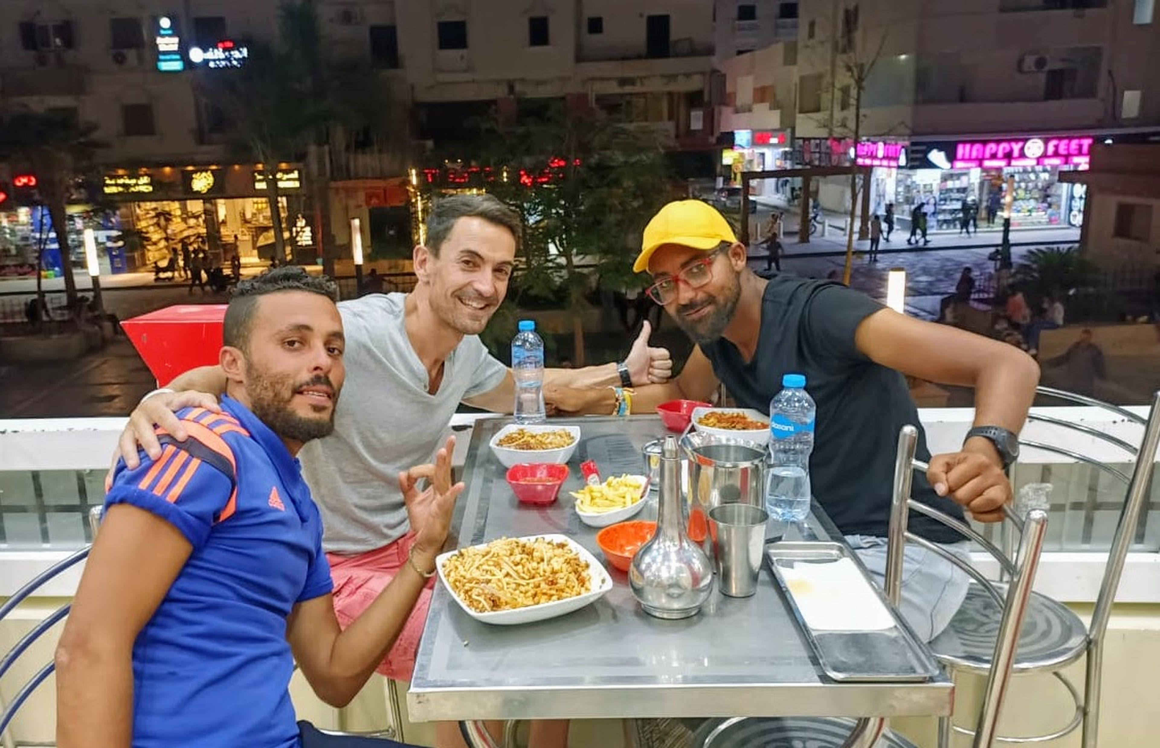 El autor de este artículo junto a Mohamed (izquierda) y Nasser (derecha), cenando un delicioso koshari en un restaurante local en Hurghada, junto al Mar Rojo