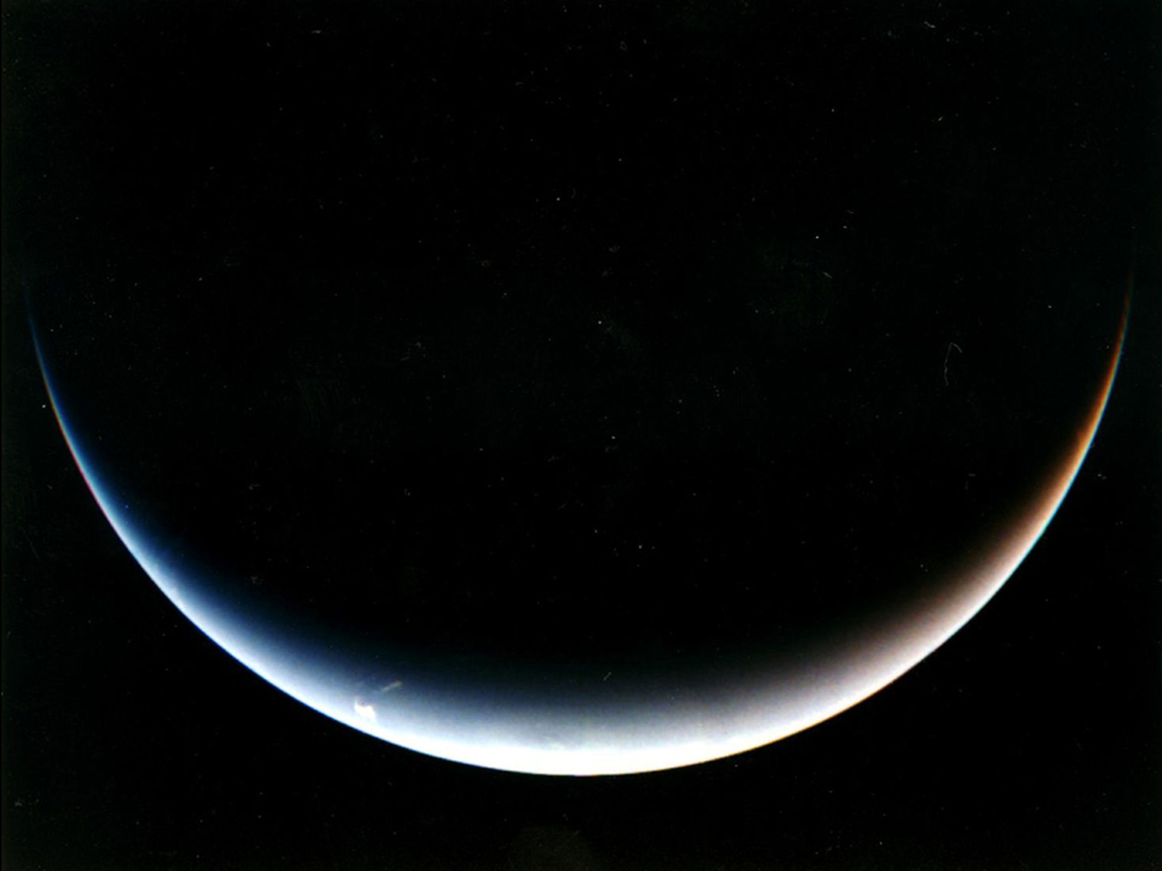 Imagen tomada por la sonda Voyager 2, de la NASA, del polo sur de Neptuno.