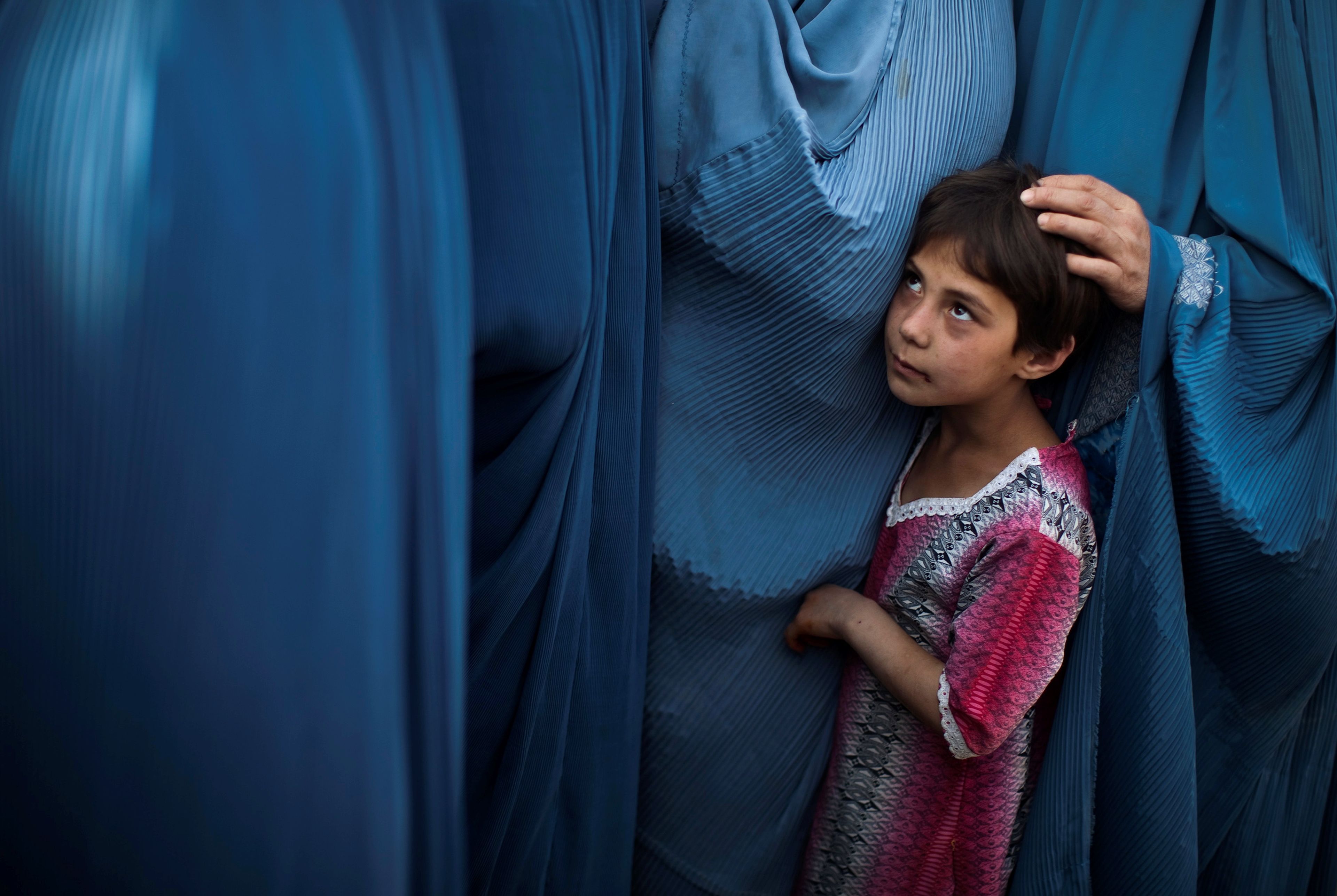 Una niña y mujeres afganas.