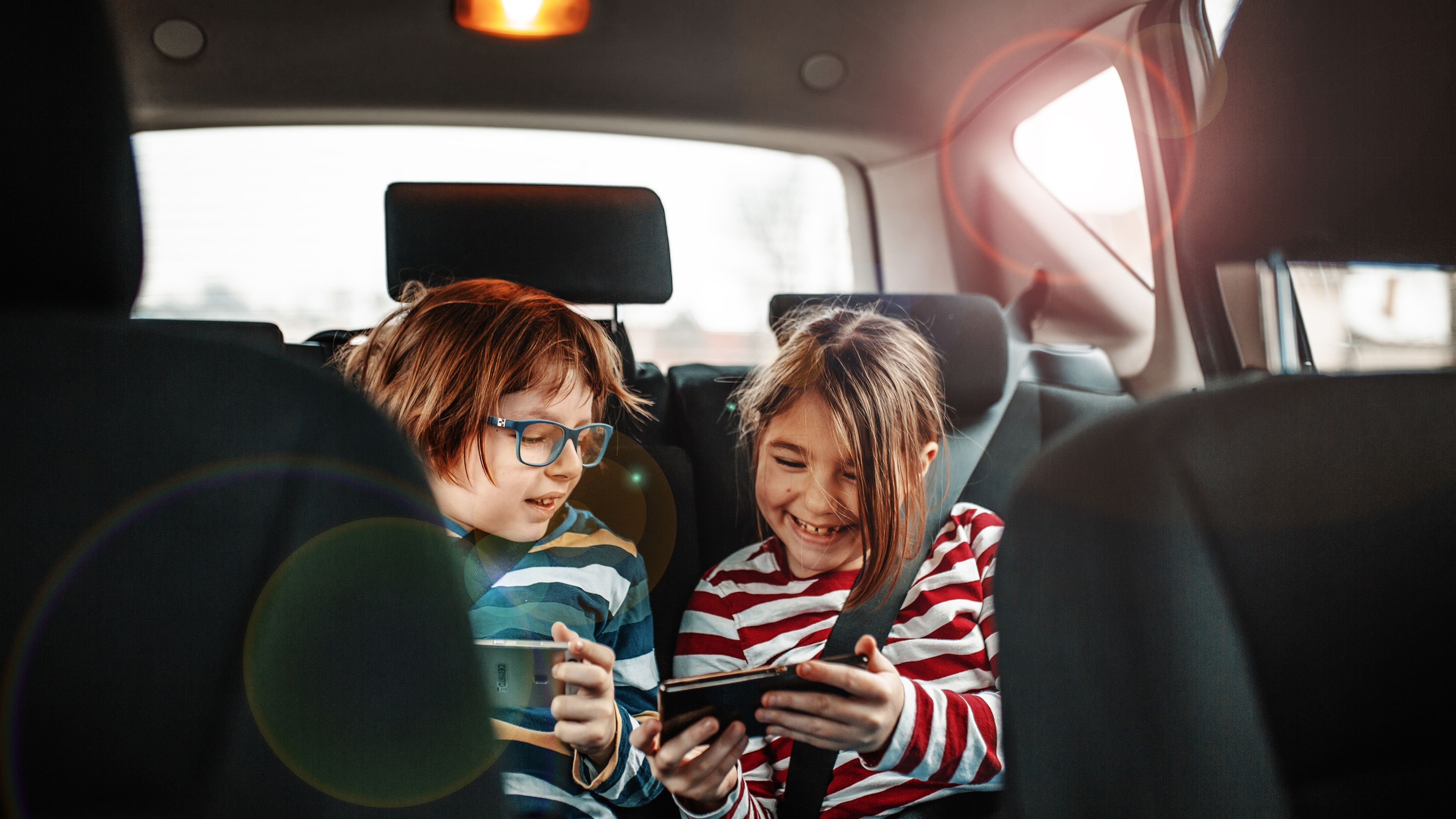 niños móvil en coche