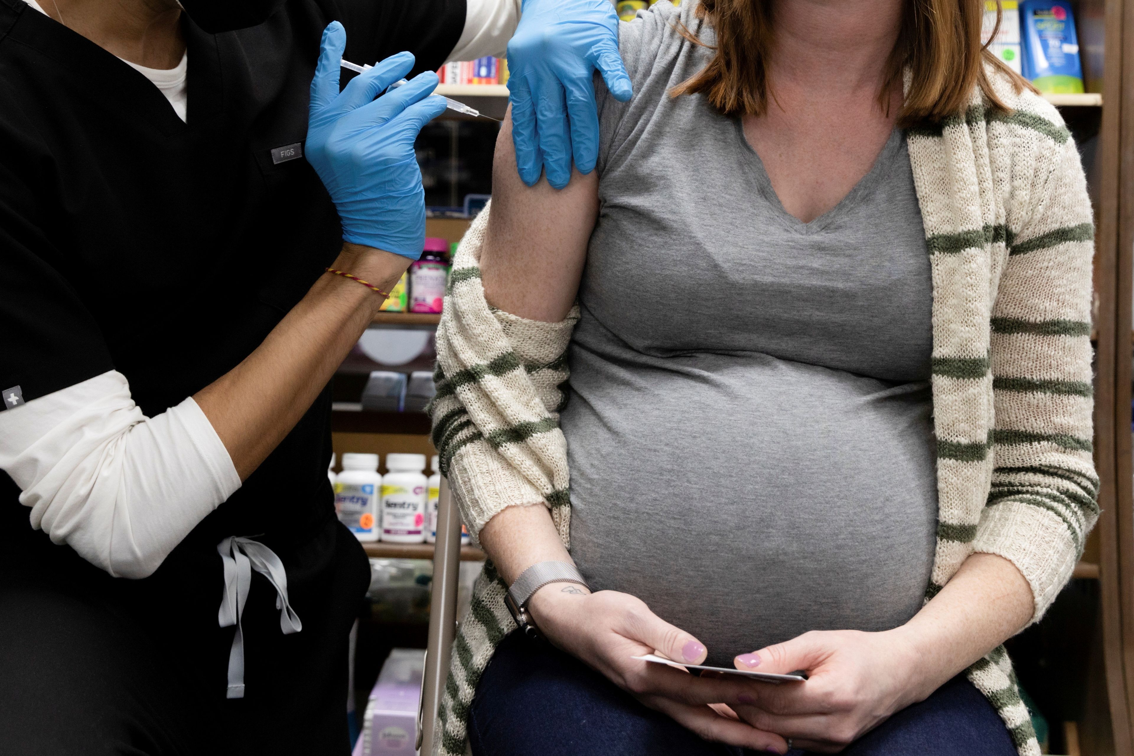 El organismo sanitario estadounidense recomienda a las embarazadas vacunarse contra el COVID-19: "Los beneficios superan cualquier riesgo potencial o desconocido"