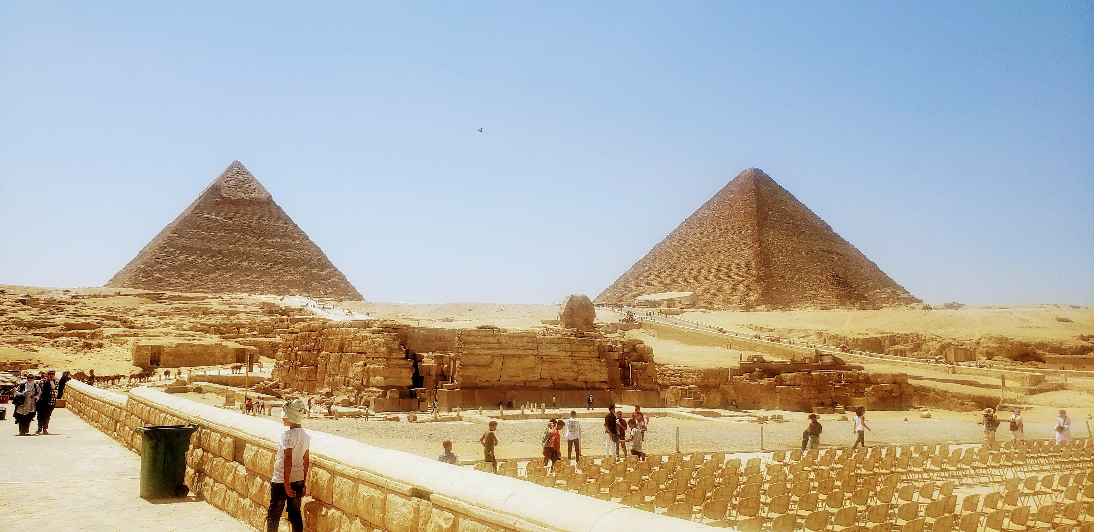 Las impresionantes Pirámides de Guiza, con la Esfinge en primer plano, sin apenas turistas desde que empezó la pandemia.