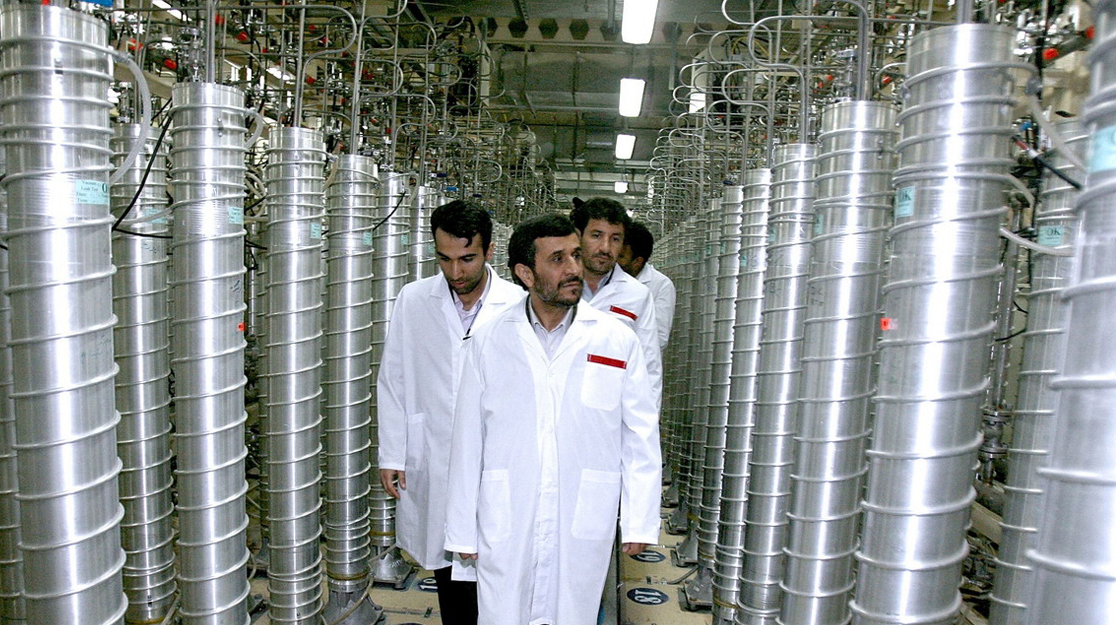 El entonces presidente iraní, Mahmud Ahmadineyad, visita la planta de uranio en la que se detectó el ataque.