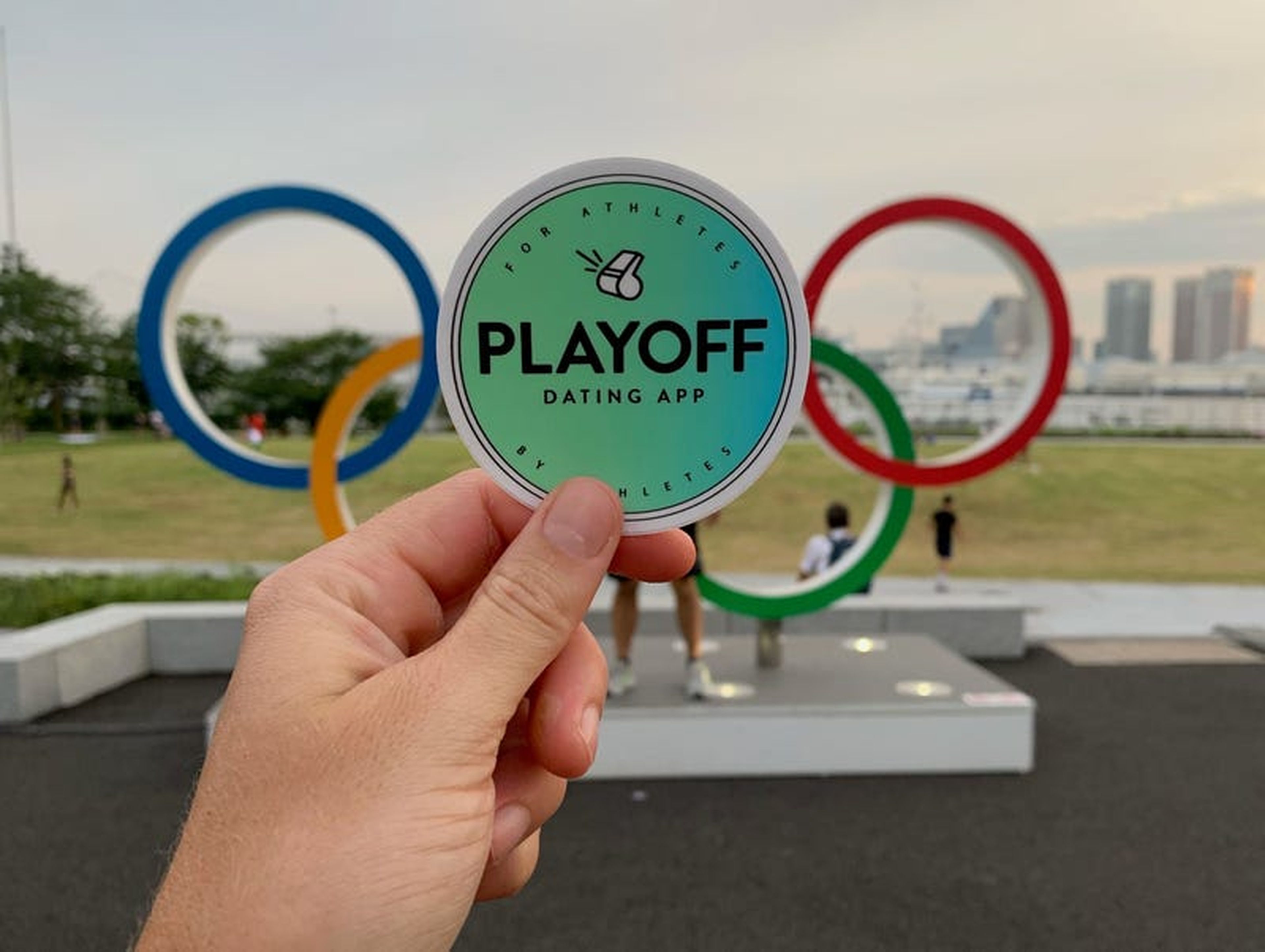 La pegatina de Playoff frente a los anillos olímpicos.