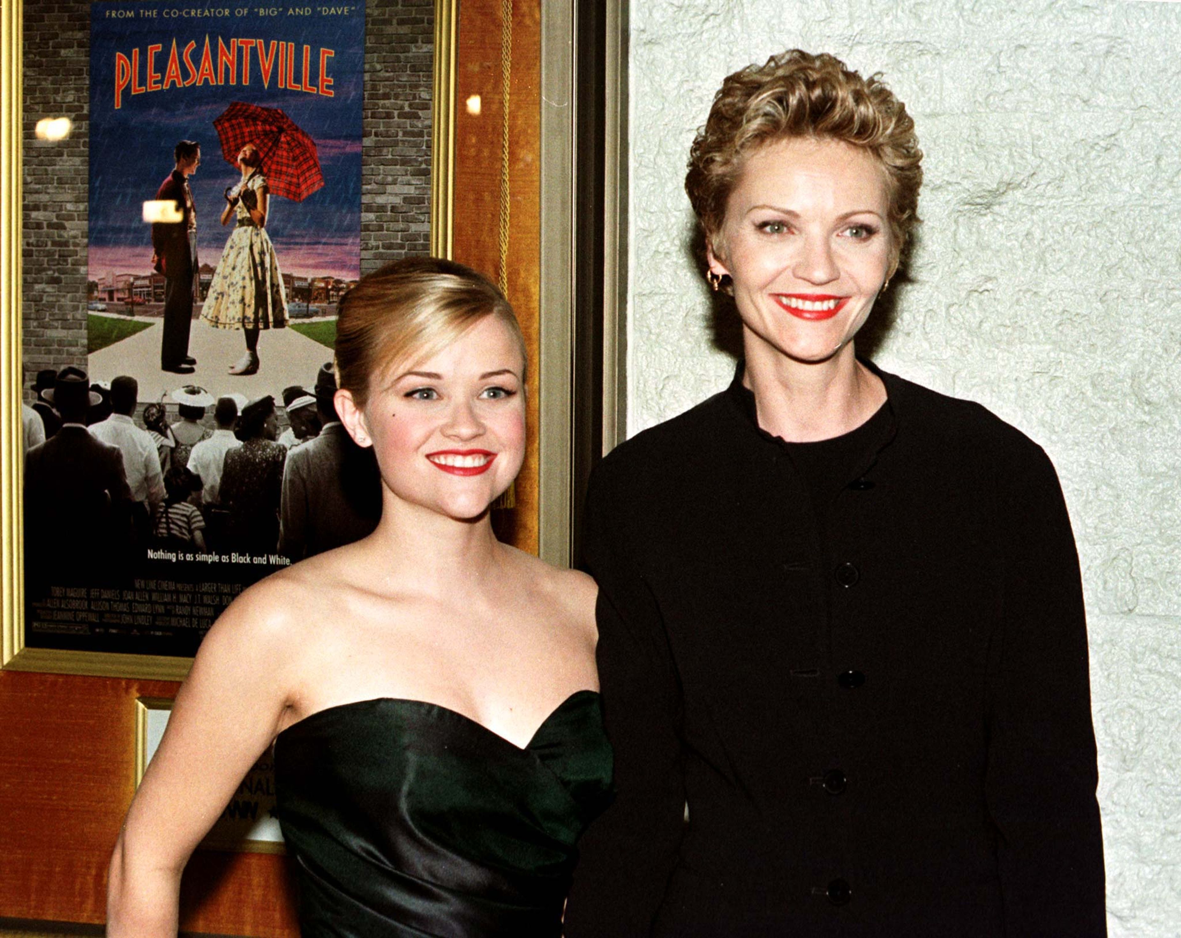 Witherspoon y Joan Allen, durante el estreno de 'Pleasantville', en 1998.