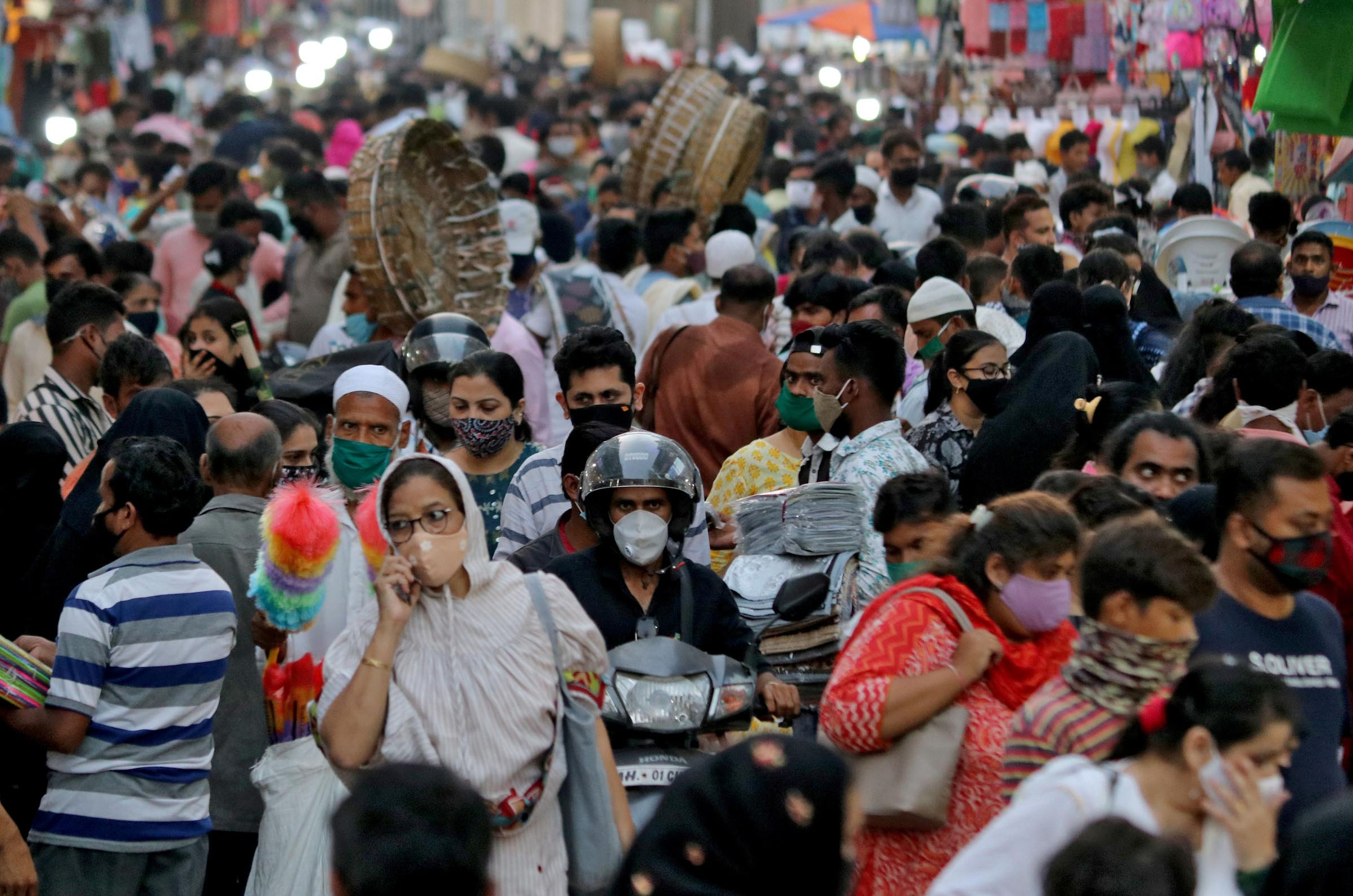 Una calle de la India con sus ciudadanos portando mascarillas. Niharika Kulkarni/Reuters