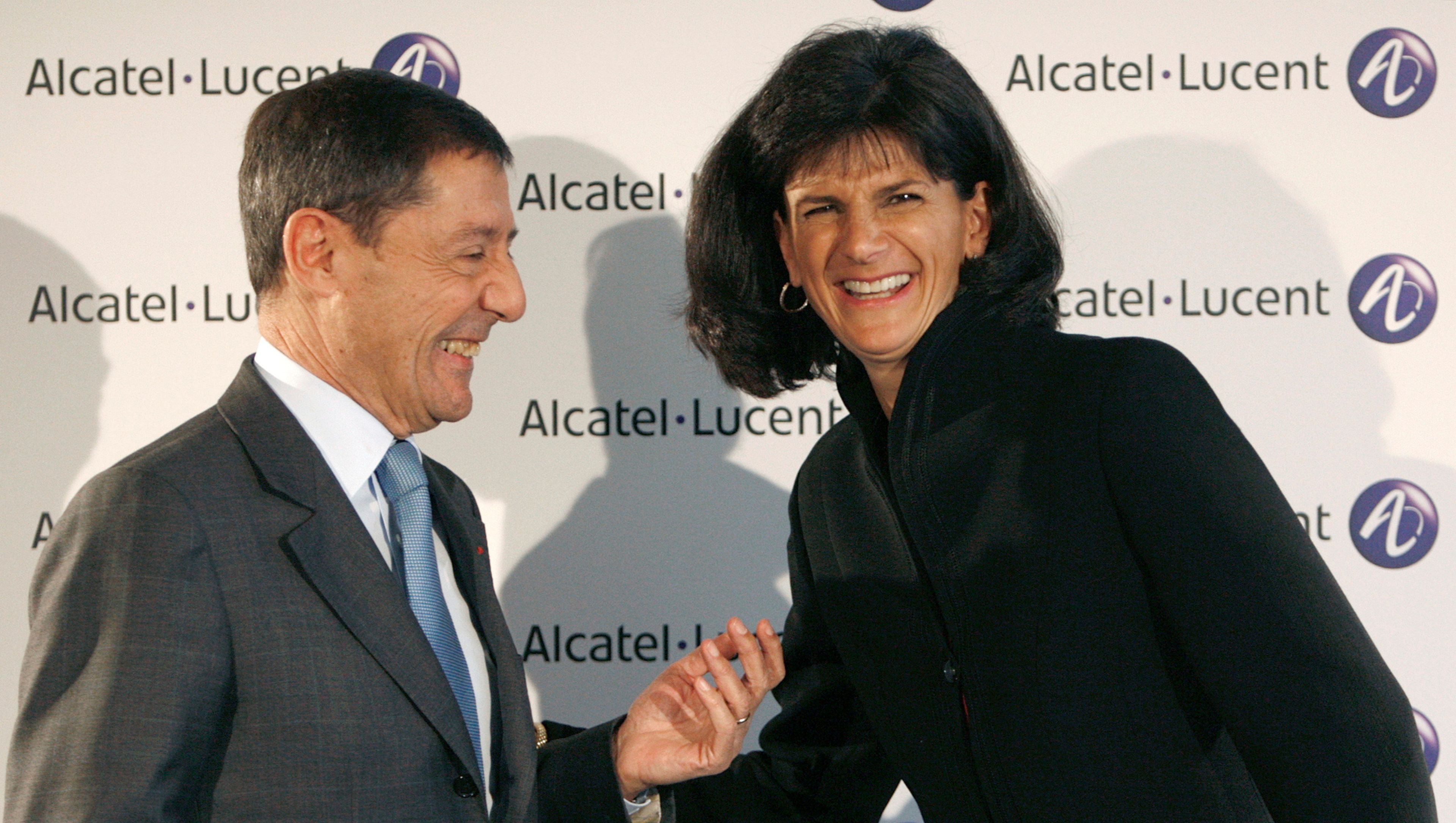 El presidente de Alcatel, Serge Tchuruk, y la CEO de Lucent, Patricia Russo, en su primera rueda de prensa tras la fusión.