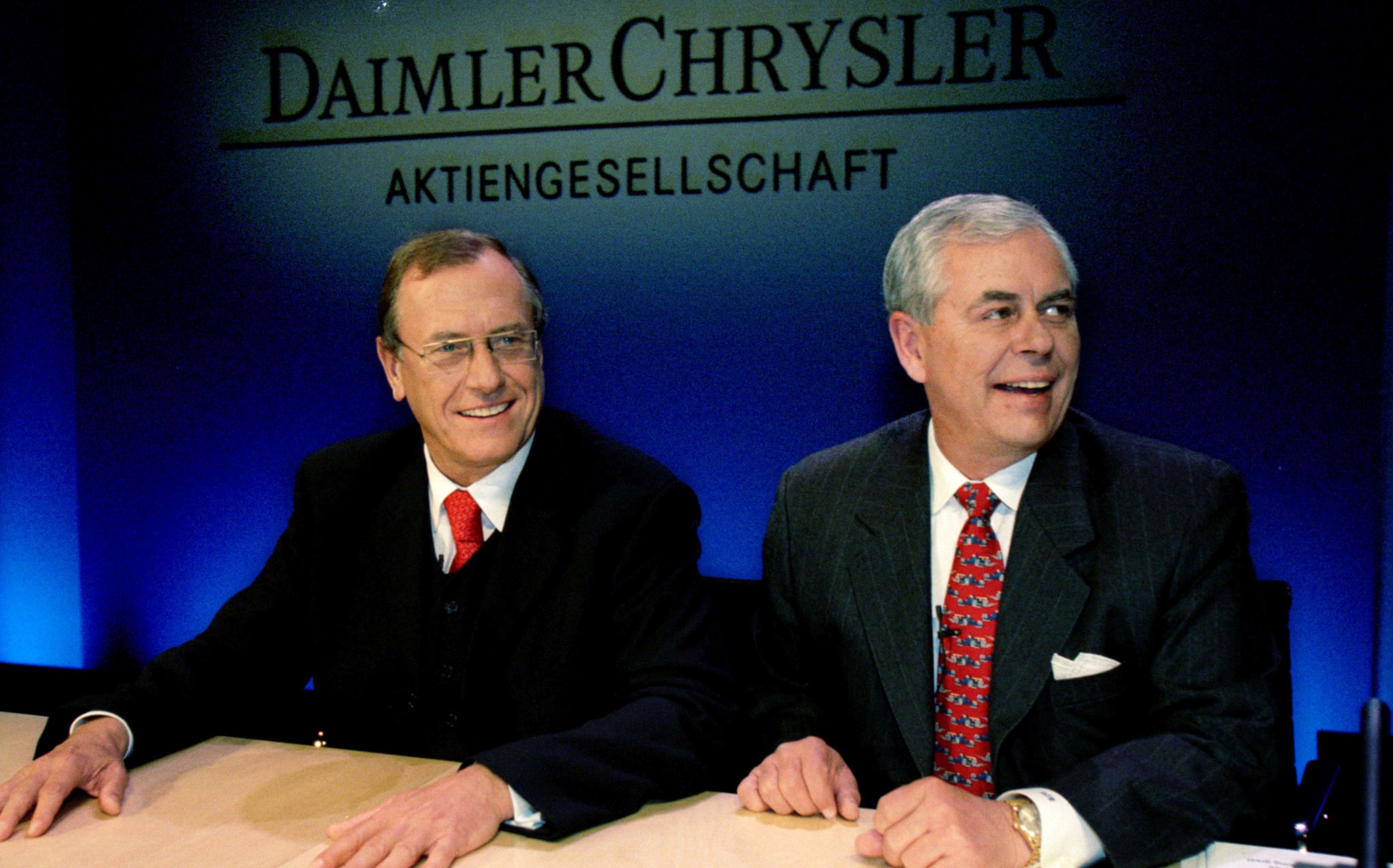 El presidente de Daimler-Benz, Jürgen Schrempp, y el de Chrysler, Robert Eaton, durante el anuncio de la fusión de ambas compañías.