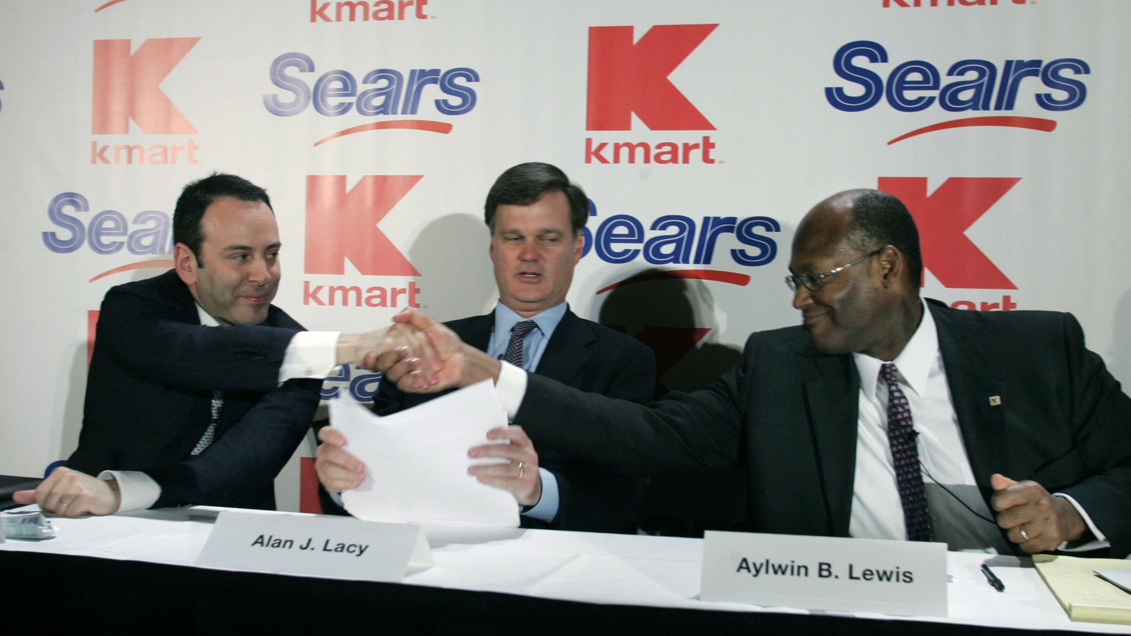 El presidente de Kmart, Edward Lampert, junto al presidente de Sears, Alan Lacy, y el CEO de Kmart, Aylwin Lewis
