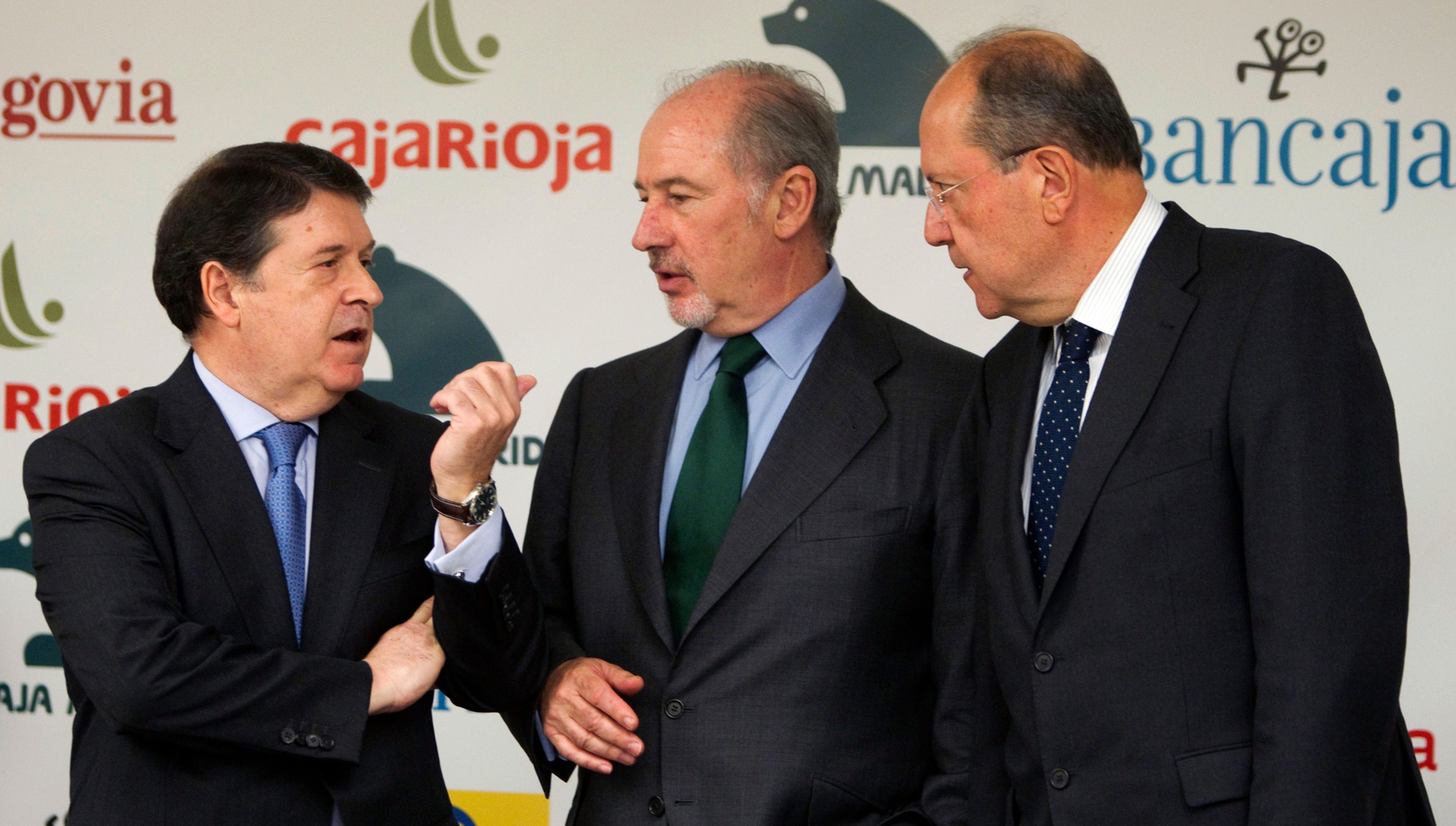 Los presidentes de Bancaja, José Luis Olivas, Caja Madrid, Rodrigo Rato, y Caja Insular de Canarias, José Manuel Suárez del Toro, tras anunciar la fusión de sus entidades.