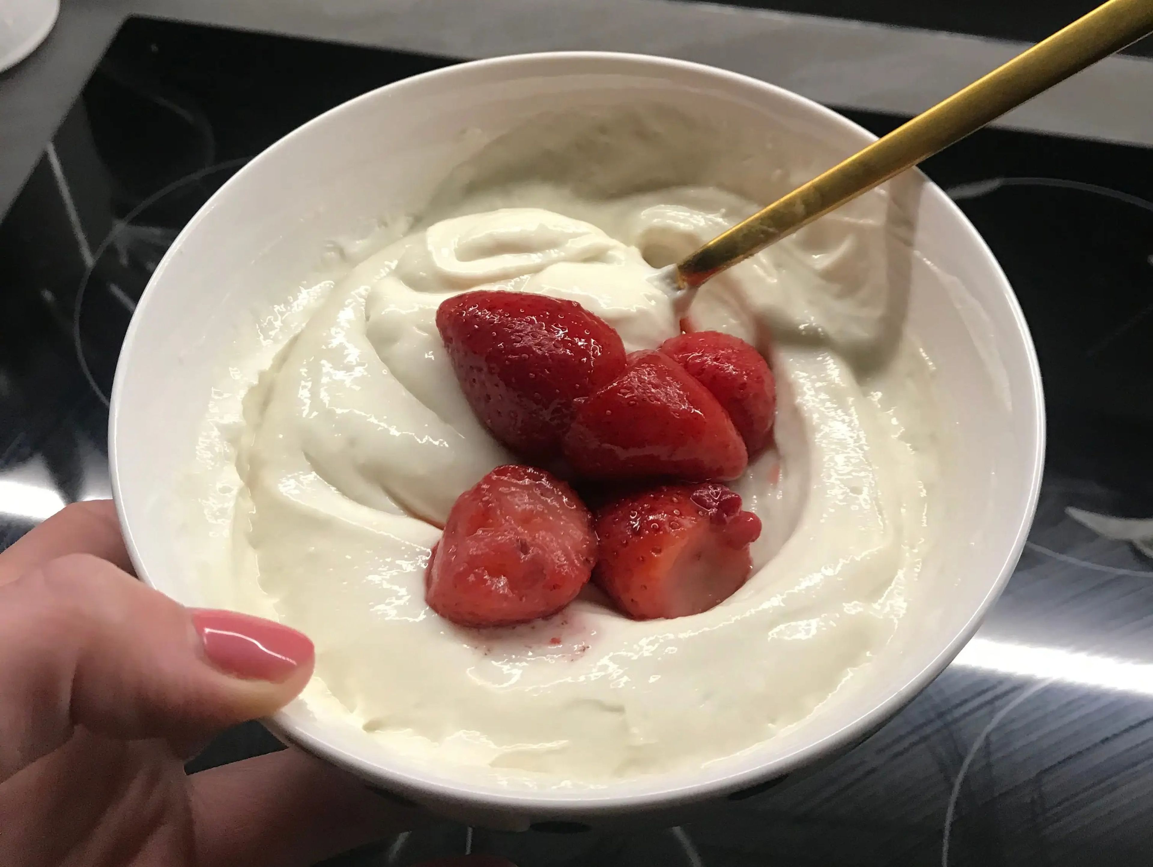 Este postre lleva yogur griego batido con proteína de vainilla en polvo y cubierto con fresas.