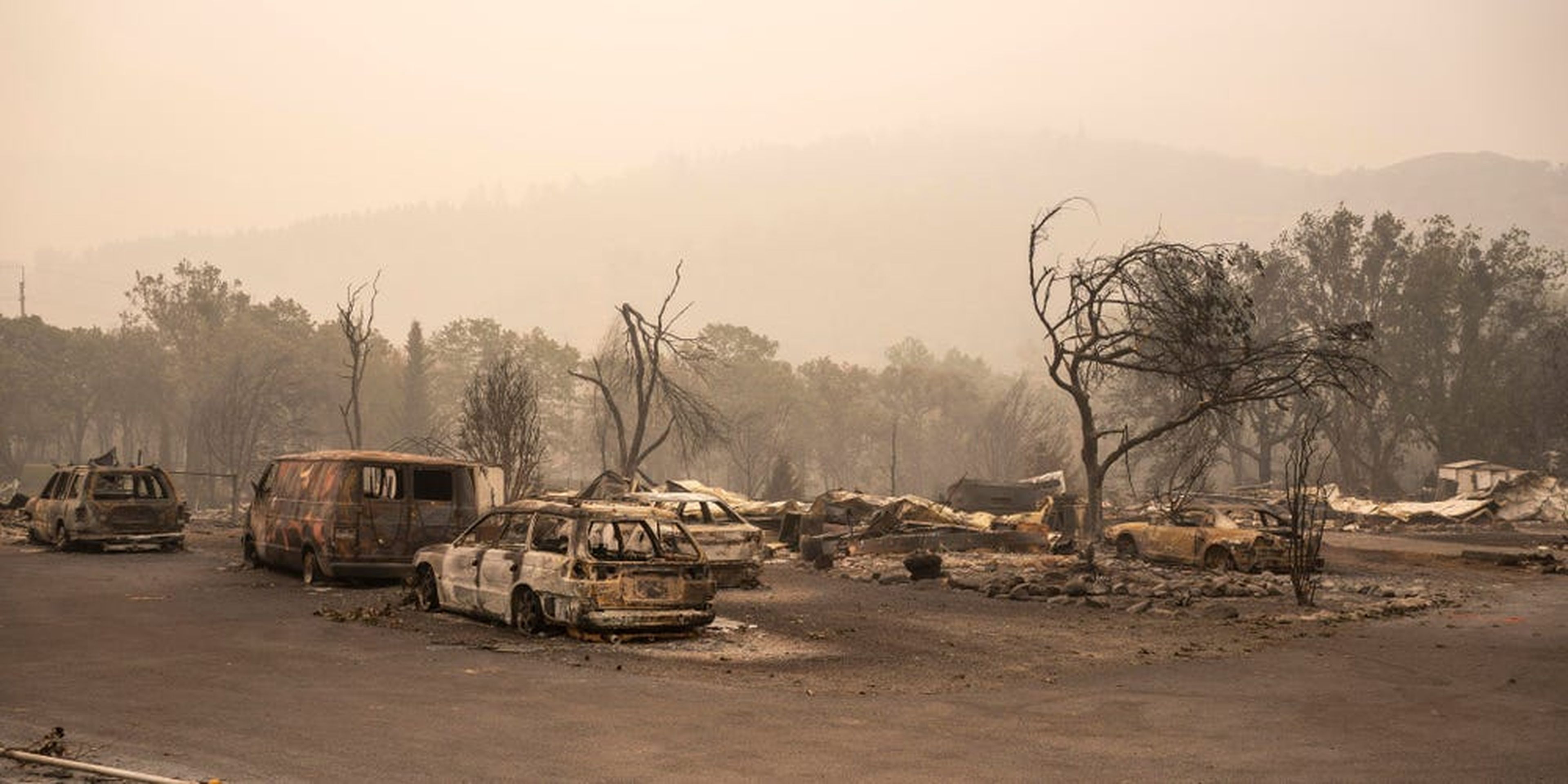 Los restos de un parque de casas que fue destruido por un incendio forestal en Ashland, Oregón (Estados Unidos).