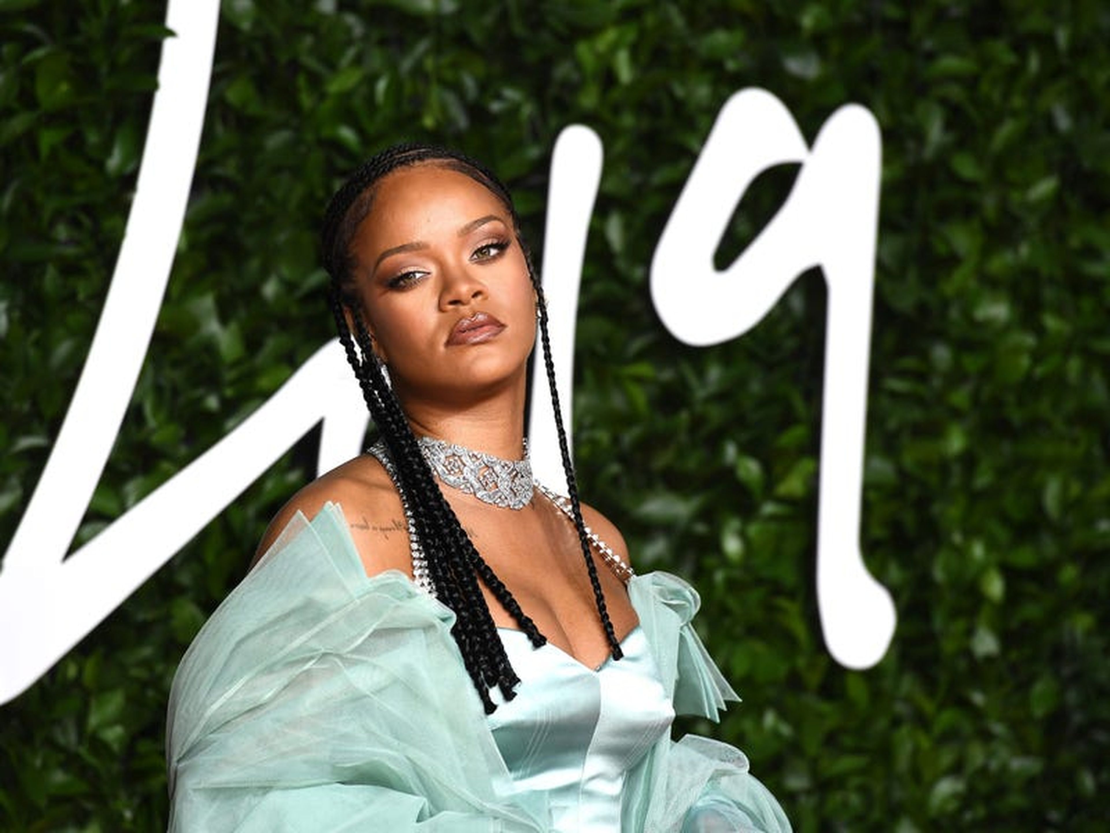 Rihanna asiste a los Fashion Awards 2019 en Londres.