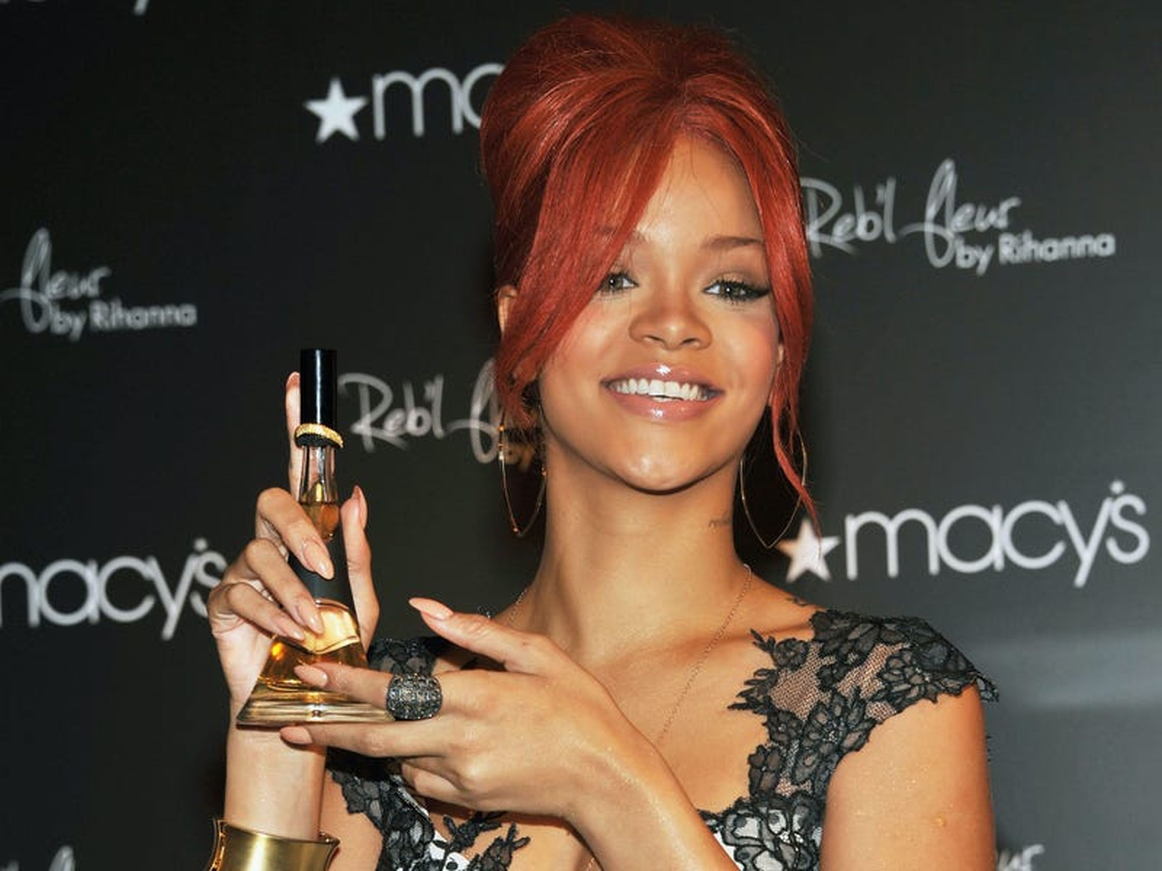 Rihanna asiste al lanzamiento de la fragancia Reb'l Fleur en Macy's Herald Square en abril de 2011.
