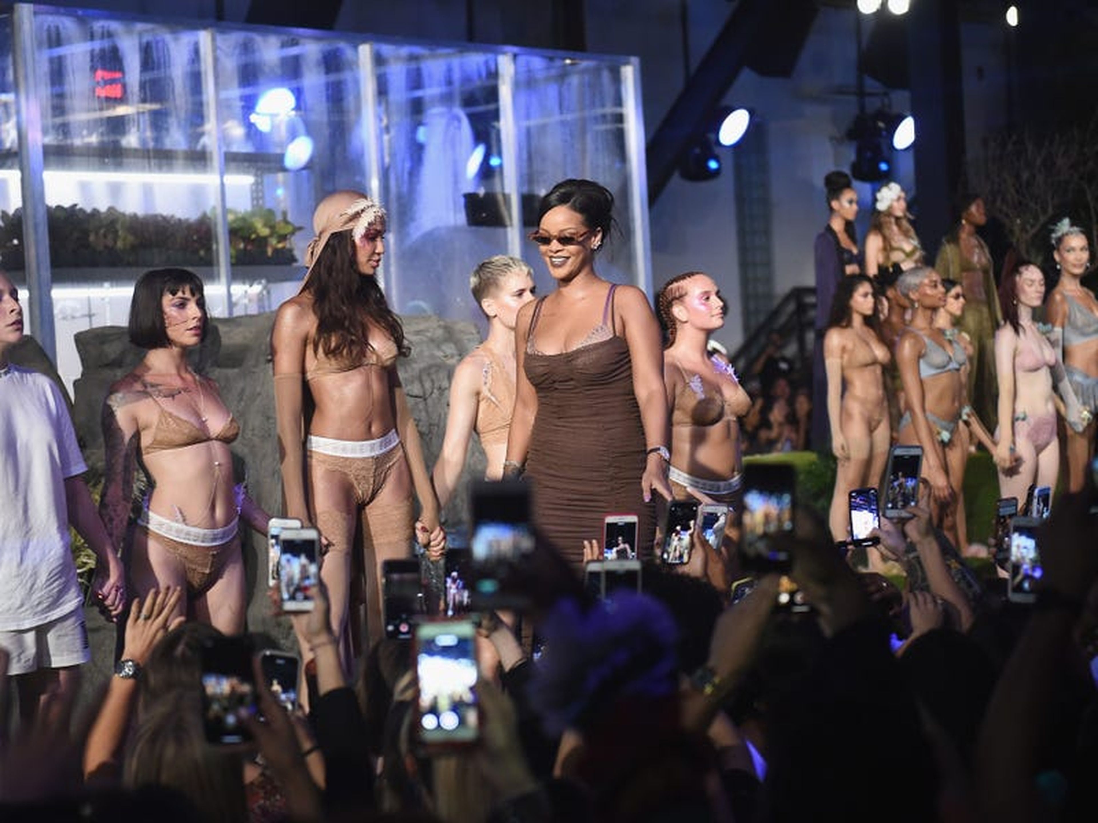 Rihanna en un desfile de moda de Savage X Fenty.