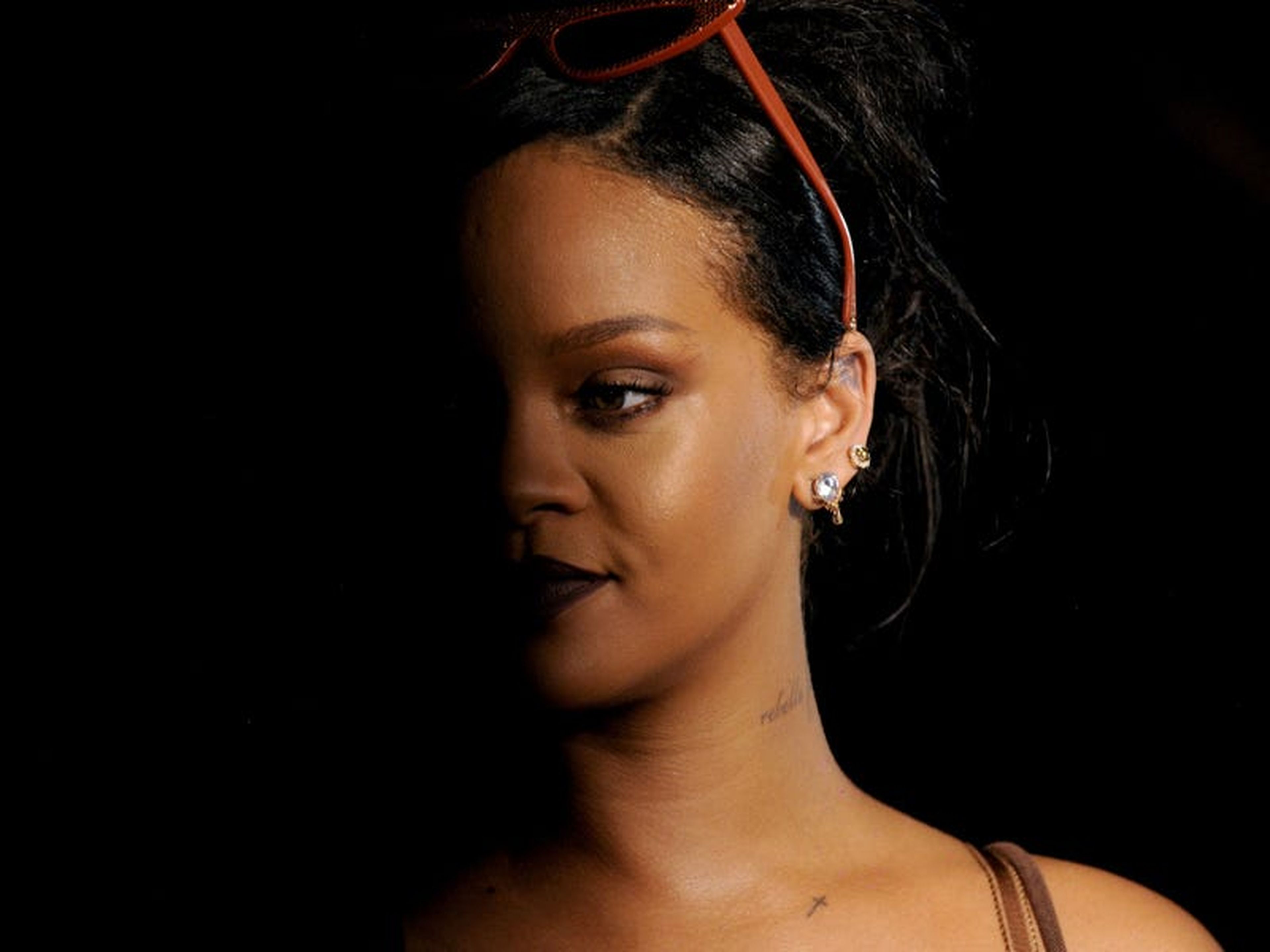 Rihanna habla con los medios detrás del escenario después del show de Savage X Fenty en 2018.